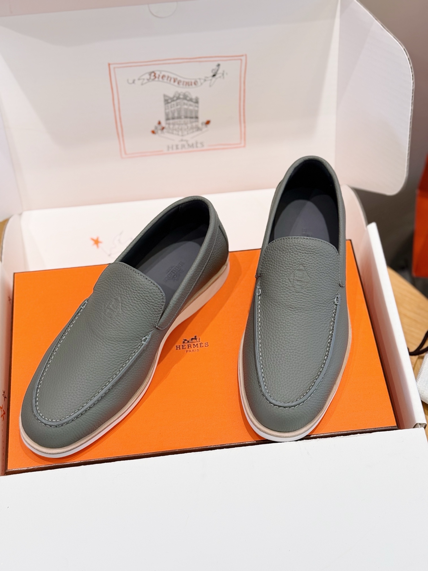 NO:745408,H family Job loafers, suede goatskin loafers, with rubber soles and classic 'H' shaped uppers. The style is comfortable to wear and creates a casual urban style. Imported cowhide + cowhide lining + customized TPU outsole Size: 38-44 (45 customized),, loafers, cowhide, sheepskin, chamois leather19860909H家Job乐福鞋麂皮山羊皮乐福鞋,搭配橡胶鞋底,经典“H”型鞋面. 款式穿着感受舒适,打造休闲都市风格.进口牛皮+牛皮内里+定制TPU大底 Size:38-44(45定做）,,loafers,cowhide,sheepskin,chamois leather,Men's shoes