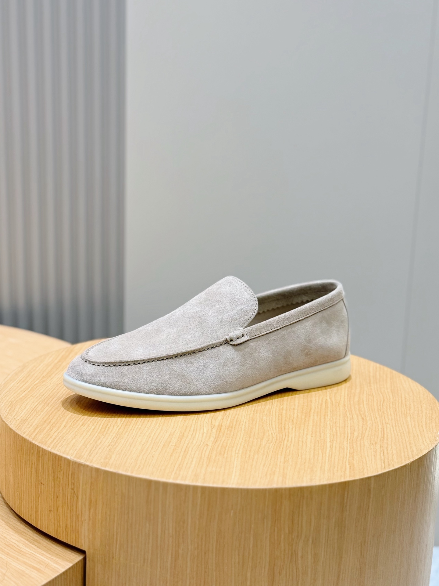 NO:745413,Loro piana LP Italian handmade shoes - made in Guangzhou - top quality couple model, one from Italy's top luxury brand!  The brand that can match Hermès has always been loved by many people for its high-end and simple style. It is super comfortable on the feet. It has original imported suede, customized imported calf leather inside, and high-elastic tendon sole. SIZE: Male 39-44 (38.45 46 customized),, hermes, loro piana, loro piana, cowhide, chamois leather19860909Loro piana LP意大利手工鞋-莞产-顶级 情侣款,一款来自意大利顶级奢侈品牌！能与爱马仕匹配的品牌一直以来以高级简约的风格得到很多人喜爱,上脚超级舒服 原版进口麂皮,内里定制进口胎牛皮,高弹牛筋底. SIZE: 男39-44(38.45 46定制）,,hermes,loro piana,loro piana,cowhide,chamois leather,Men's shoes