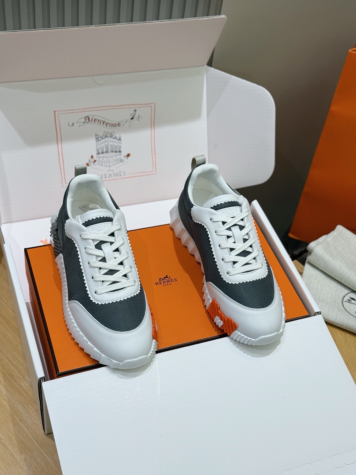 NO:780120,Hermes bouning men's sneakers - cowhide midsole. Original purchase, 11 replicas. If you want the top quality, these are your exclusive suede goatskin and calfskin sneakers. The lightweight sole is decorated with contrasting patterns to create a versatile fashion style. Includes a second pair of laces. White rubber sole. Black rubber inlay at the front and hurricane gray rubber inlay at the rear. Hurricane gray lambskin insole and lining. Sole height is 4 cm. Comes with an extra pair of laces. Comes with official ZP outer packaging box.  Size:39-44 (customized at 38.45.46), hermes, sneakers, cowhide, sheepskin, chamois leather19860909Hermes bouning男士运动鞋-牛皮中底 原版购入,11复刻,想要顶级的这就是你的专属 麂皮山羊皮和小牛皮运动鞋. 轻盈鞋底装饰撞色图案,打造百搭时尚风格.包含第二副鞋带. 白色橡胶鞋底 前端黑色橡胶嵌饰,后端飓风灰橡胶嵌饰 飓风灰羊羔皮内底和内衬 鞋底高度4厘米,配多一副鞋带,配官方ZP外包装盒 Size:39-44（38.45.46定做）,,hermes,sneakers,cowhide,sheepskin,chamois leather,Men's shoes