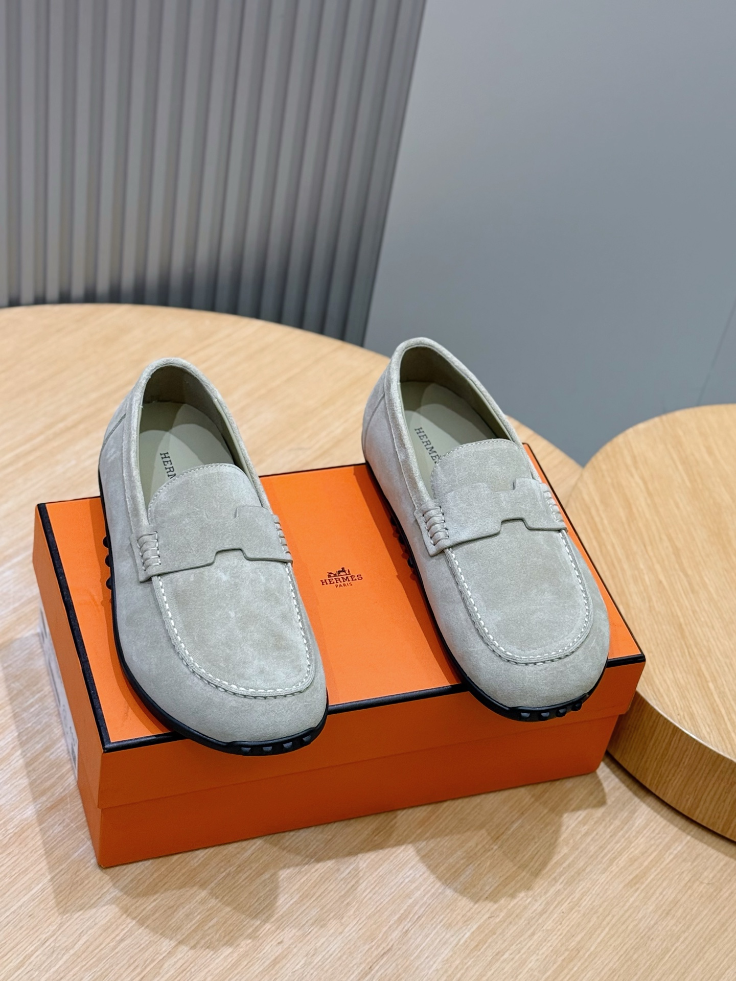 NO:831448,H Go Mules, suede calfskin Mules, and Birkenstocks. Classic H-shaped upper details to create a comfortable and modern style. Made in Italy. Black rubber sole. Black calfskin insole. Black goatskin lining. Size: 35-46 (customized for women 35 and men 38.45.46),,cowhide,sheepskin,chamois leather19860909H家Go穆勒鞋麂皮小牛皮穆勒鞋,又是勃肯鞋 经典H型鞋面细节 打造舒适现代风格 意大利制造 黑色橡胶鞋底 黑色小牛皮内底 黑色山羊皮内衬 Size:35-46(女35.男38.45.46定做）,,cowhide,sheepskin,chamois leather,Men's shoes