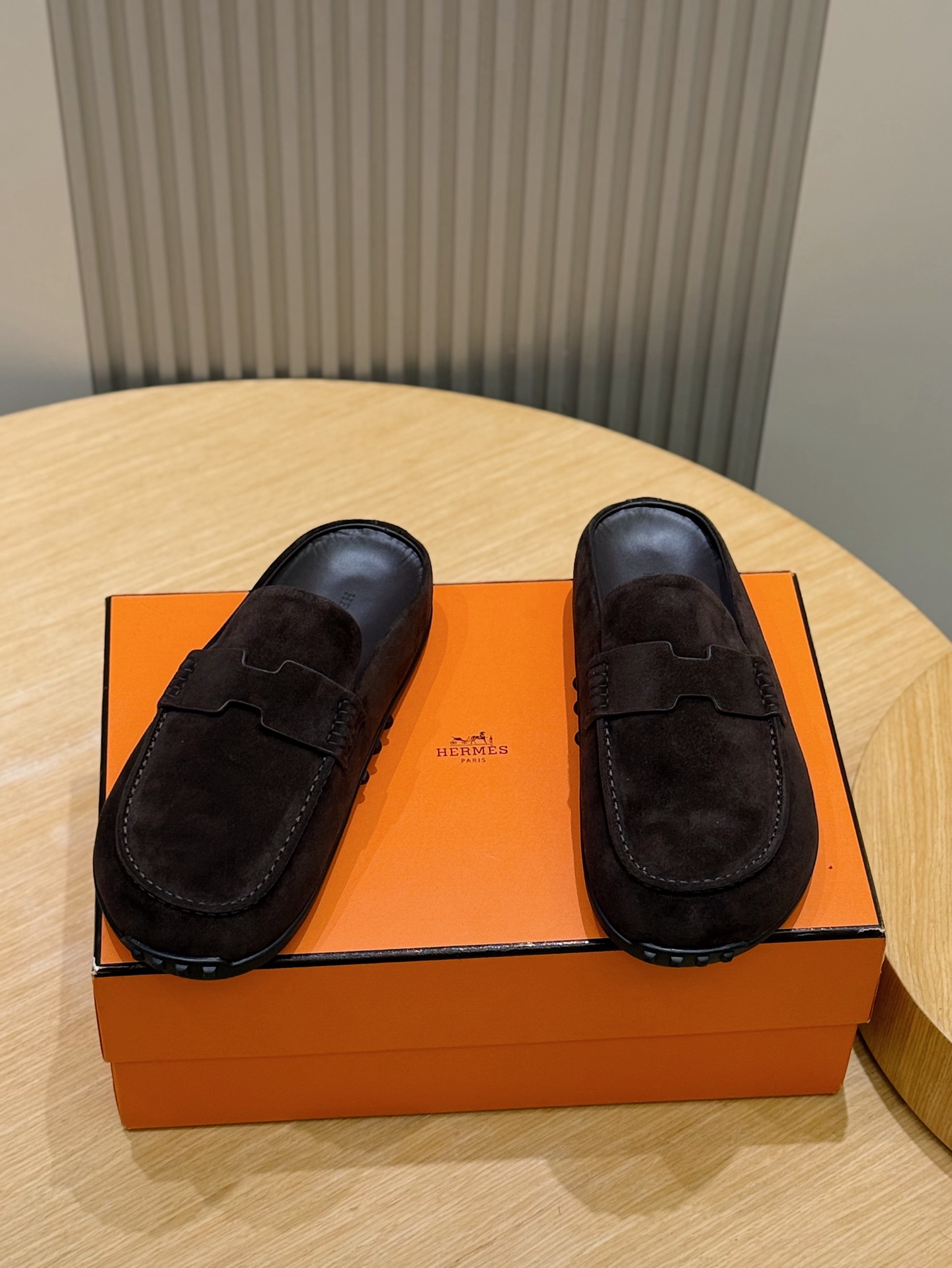 NO:831455,H Go Mules, suede calfskin half-mules, also Birkenstocks. Classic H-shaped upper details to create a comfortable and modern style. Made in Italy. Black rubber sole. Black calfskin insole. Black goatskin lining. Size: 35-46 (customized for women 35 and men 38.45.46),,cowhide,sheepskin,chamois leather19860909H家Go穆勒鞋麂皮小牛皮半拖穆勒鞋,又是勃肯鞋 经典H型鞋面细节 打造舒适现代风格 意大利制造 黑色橡胶鞋底 黑色小牛皮内底 黑色山羊皮内衬 Size:35-46(女35.男38.45.46定做）,,cowhide,sheepskin,chamois leather,Men's shoes