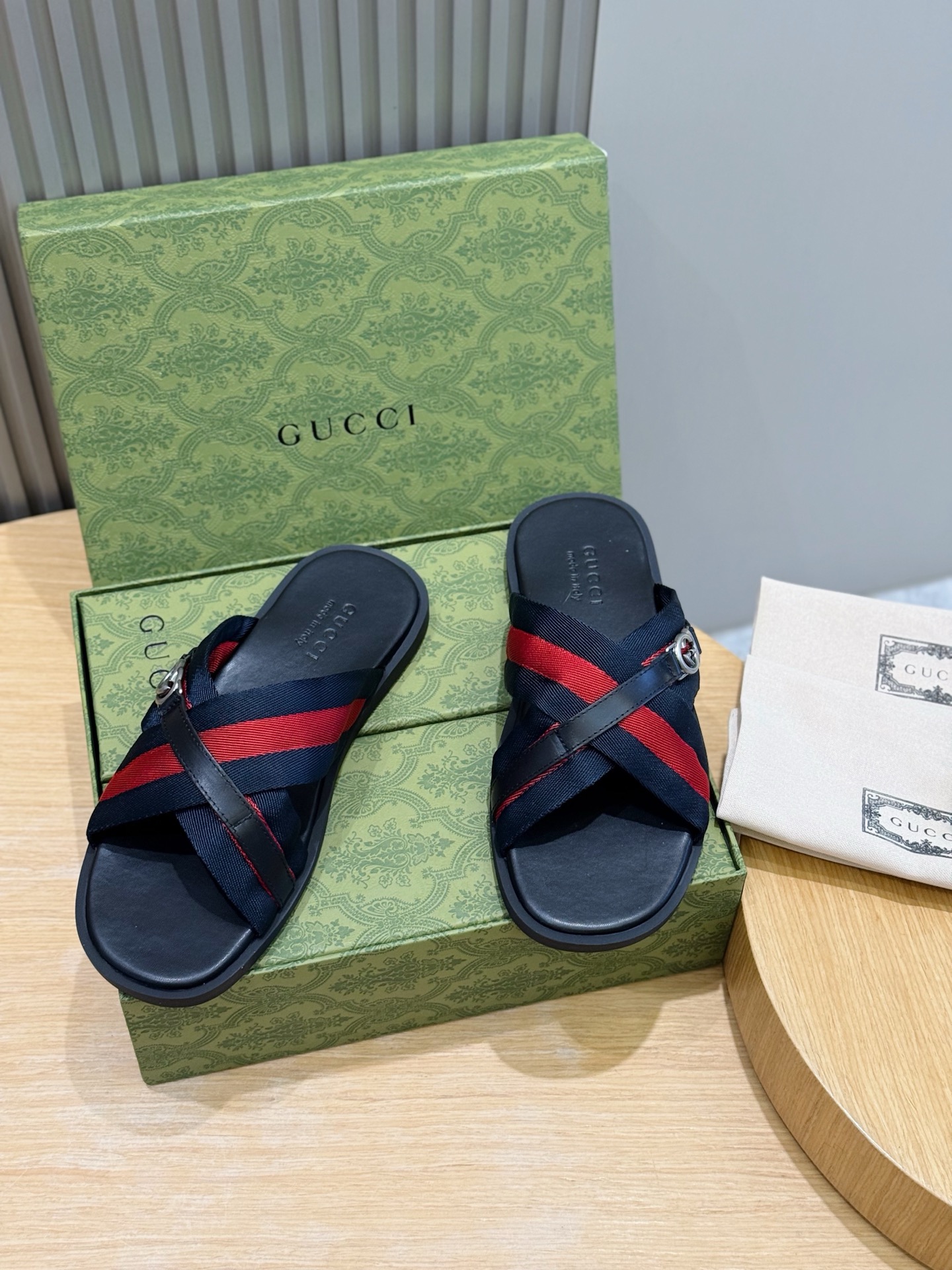 NO:783882,Gucci Men's Interlocking Double G Slipper Lido series, the design is inspired by the summer style and beach clubs of the Italian coast. This low-key and restrained shoe is crafted from comfortable smooth leather and embellished with a round interlocking Double G logo, highlighting the classic style. This black sandal is handcrafted with palladium tone accessories, adding to the elegant charm. Imported cowhide + cowhide lining + Italian genuine leather sole  Size:39-44 (customized at 38.45),,gucci,cowhide19860909Gucci 男士互扣式双G拖 Lido系列,设计灵感源自意大利海岸的夏日风情和海滩俱乐部.这款低调内敛的鞋履选用舒适光面皮革匠心打造,缀饰圆形互扣式双G标识,彰显经典风范.这款黑色凉拖匠心缀饰钯金色调配件,更添雅致魅力. 进口牛皮+牛皮内里+意大利真皮底 Size:39-44（38.45定做）,,gucci,cowhide,Men's shoes