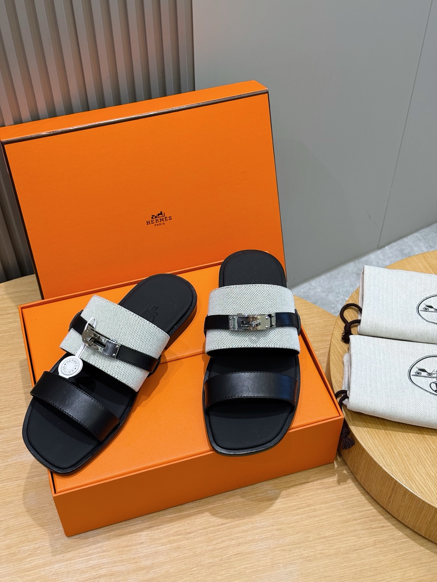 NO:783655,Hermes classic men's slippers - top-quality leather outsole, classic style that has been passed down for a long time and can withstand the test. Imported calfskin upper + cowhide lining + Italian leather outsole Size 39-44 (customized for 38.45), hermes, slippers, cowhide, Leather soles19860909Hermes经典男拖鞋-顶级真皮大底 款式经典传久,经得起考验. 进口小牛皮鞋面+牛皮内里+意大利真皮大底 Size39-44（38.45定做）,,hermes,slippers,cowhide,Leather soles,Men's shoes