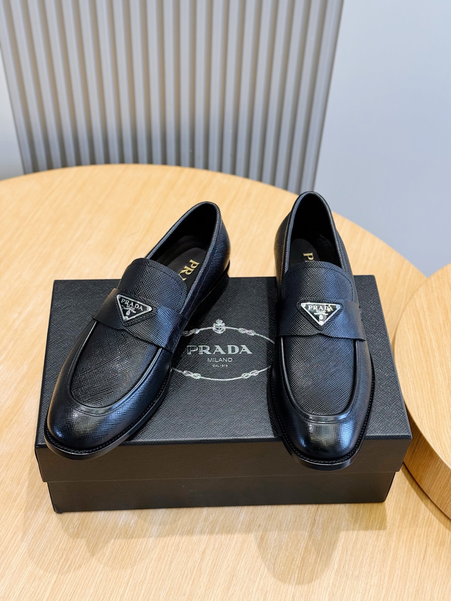 NO:887123,Prada men's cowhide loafers - genuine leather outsole These loafers are made of imported cowhide, with a triangular logo on the saddle strap to interpret the brand's style. Cowhide upper + leather lining + leather outsole Size: 39-44 (customized at 38.45),, prada, loafers, cowhide, Leather soles19860909Prada男士牛皮乐福鞋-真皮大底 这款乐福鞋选用进口牛皮制成,鞋鞍饰带处饰有三角形徽标,诠释品牌风范.牛皮鞋面+牛皮内里+真皮大底 Size:39-44(38.45定做）,,prada,loafers,cowhide,Leather soles,Men's shoes