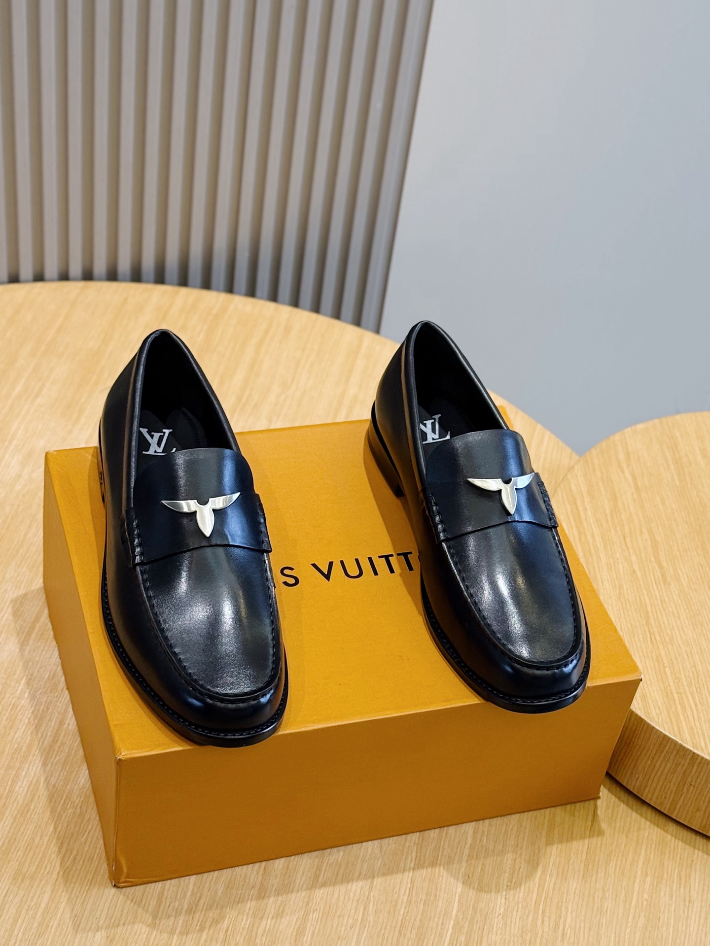 NO:888640,L's Major handmade loafers - genuine leather outsole combines patented calfskin and hand-stitched uppers. The latter is embellished with metallic leather straps and brand letters, and the leather outsole is embedded with rubber, which has been upgraded again for non-slip and wear resistance. Patented calfskin + cowhide lining + genuine leather outsole Size: 39-44 (customized at 38.45), louis vuitton, loafers, cowhide, Leather soles19860909L家Major手工乐福鞋－真皮大底 于融合漆面小牛皮与手工缝纫鞋面.后者点缀金属质感皮革饰带及品牌字母,真皮外底嵌入橡胶,防滑耐磨性再度升级. 漆面小牛皮＋牛皮内里＋真皮大底 Size:39-44（38.45定做）,,louis vuitton,loafers,cowhide,Leather soles,Men's shoes