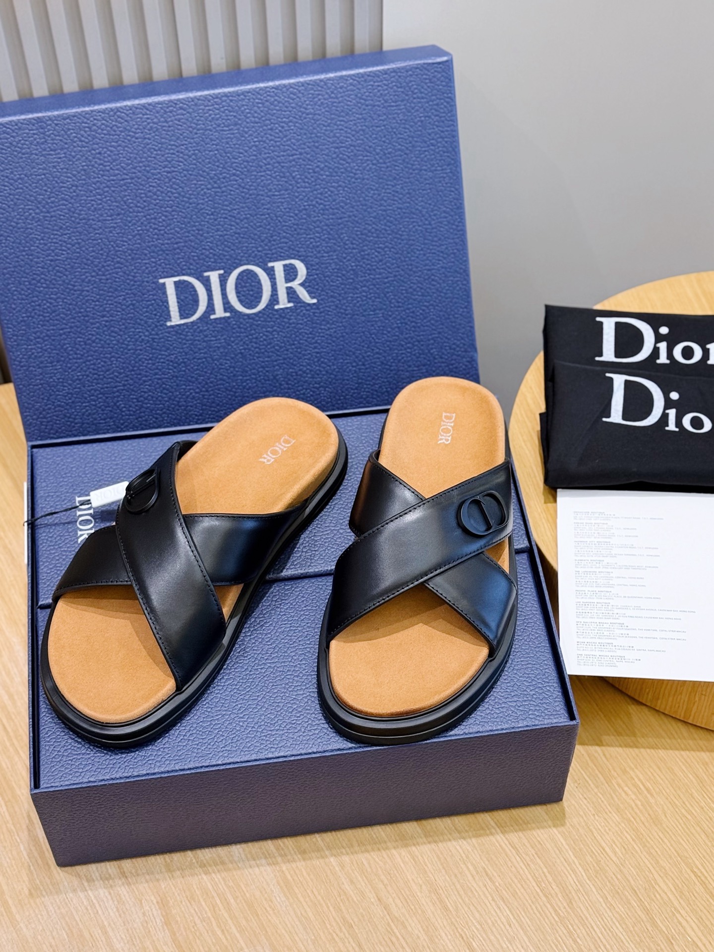 NO:831767,D Home Aqua Men's Slipper Sandals This Aqua sandal is elegant and casual. The cross-strap design is reinterpreted in CD Diamond pattern canvas, inspired by the brand archives. With brand logo and tonal notch sole, it can be easily matched with shorts or jeans to create a sophisticated look. Cowhide spliced ​​canvas + cowhide lining + rubber outsole Size: 38-44 (45 custom-made),, dior, sandals, slippers, shorts, jeans, cowhide19860909D家 Aqua男士拖鞋凉鞋 这款 Aqua 凉鞋优雅而休闲.交叉带设计,采用CD Diamond 图案帆布重新诠释,灵感源自 品牌档案.搭配品牌标志和同色调凹口鞋底,可与短裤或牛仔裤轻松搭配,打造精致造型. 牛皮拼接帆布+牛皮内里+橡胶大底 Size:38-44(45定做）,,dior,sandals,slippers,shorts,jeans,cowhide,Men's shoes