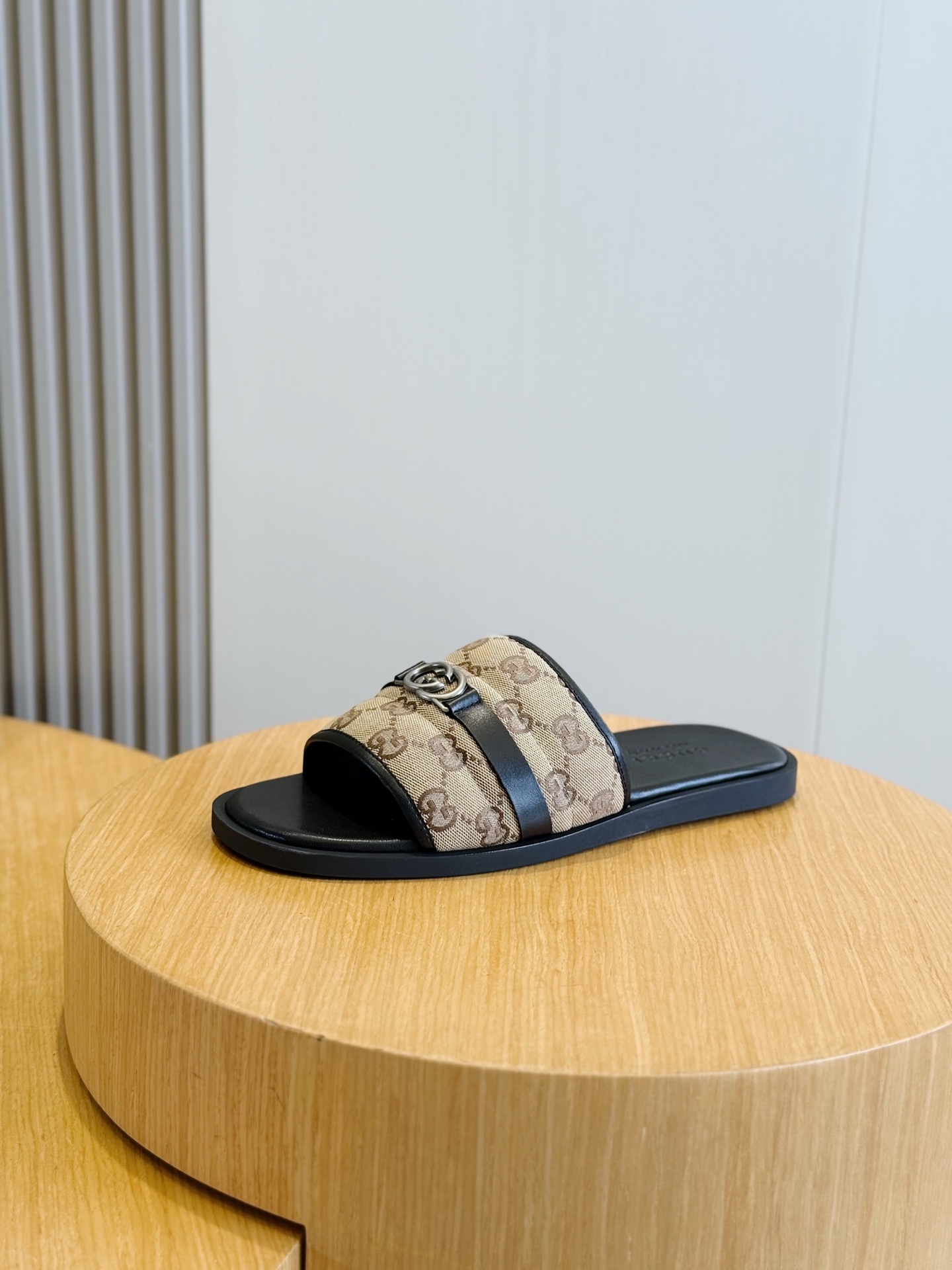 Gucci Style Black Leather Men's Shoes style reference detail image 2 from source 781415