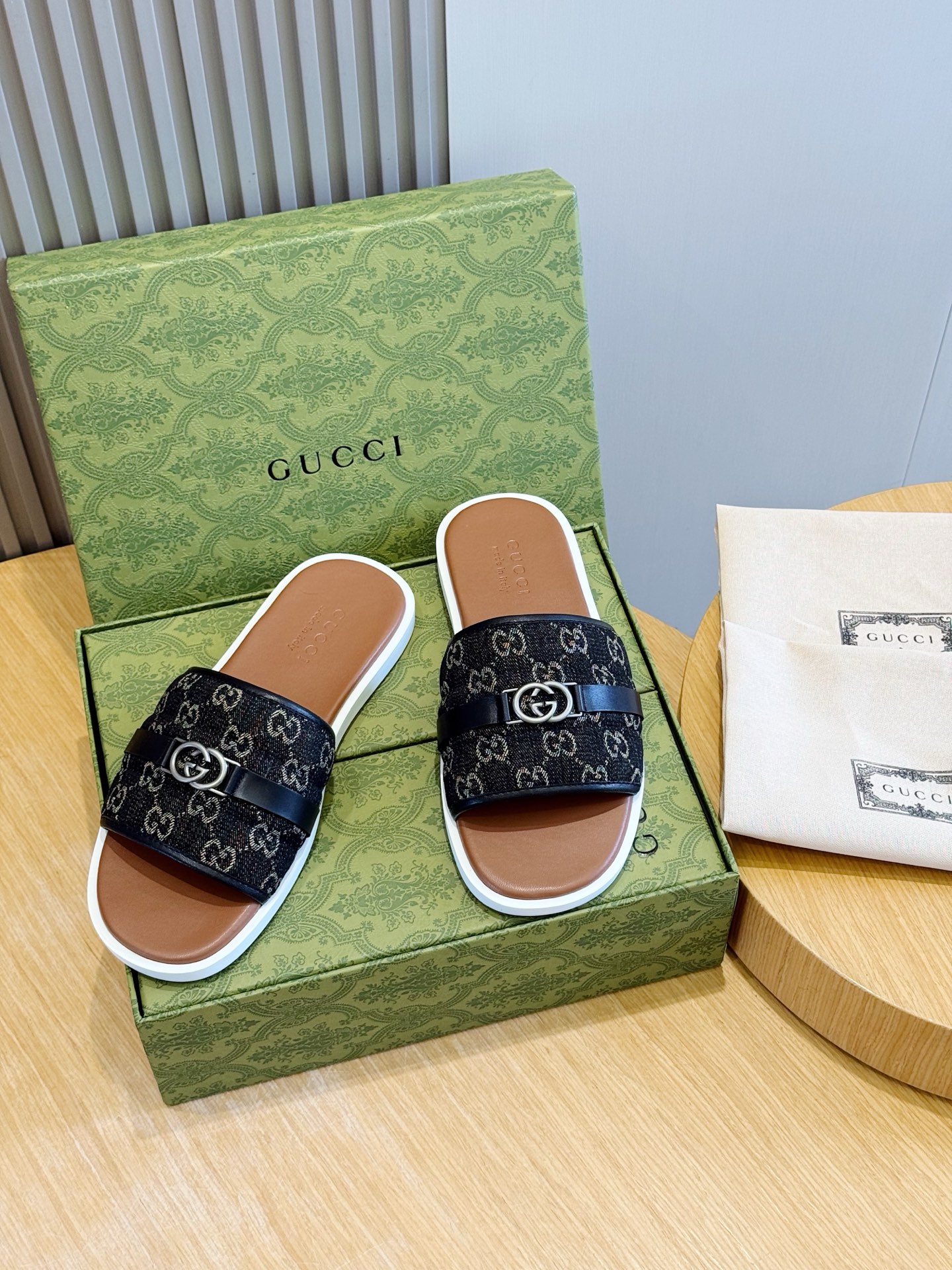 Gucci Style Black Leather Men's Shoes style reference detail image 1 from source 781417