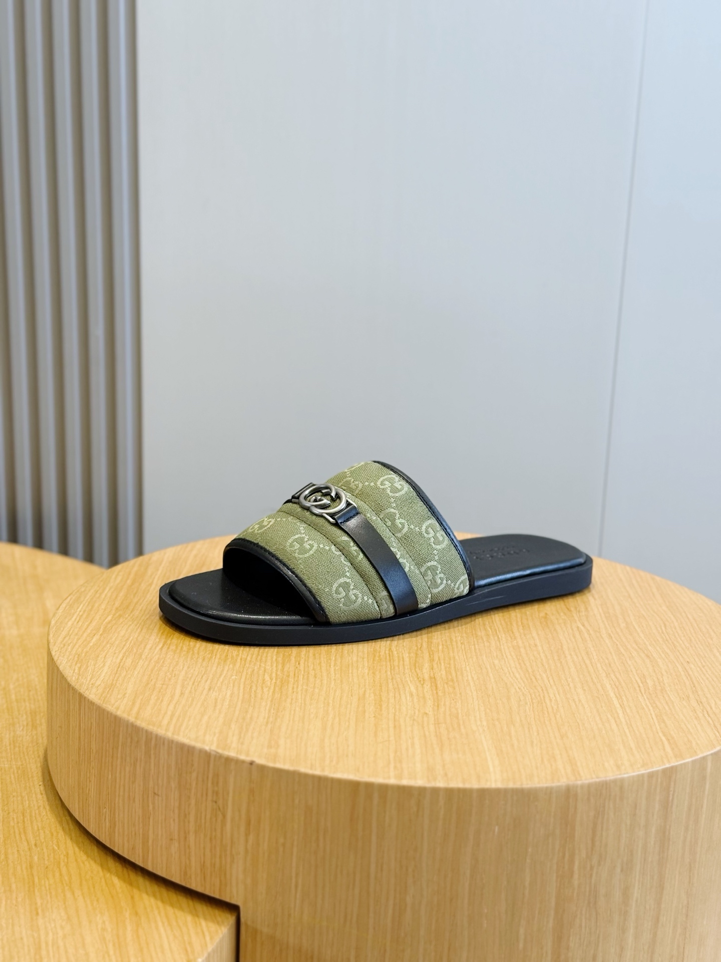 Gucci Style Black Leather Men's Shoes style reference detail image 2 from source 781420
