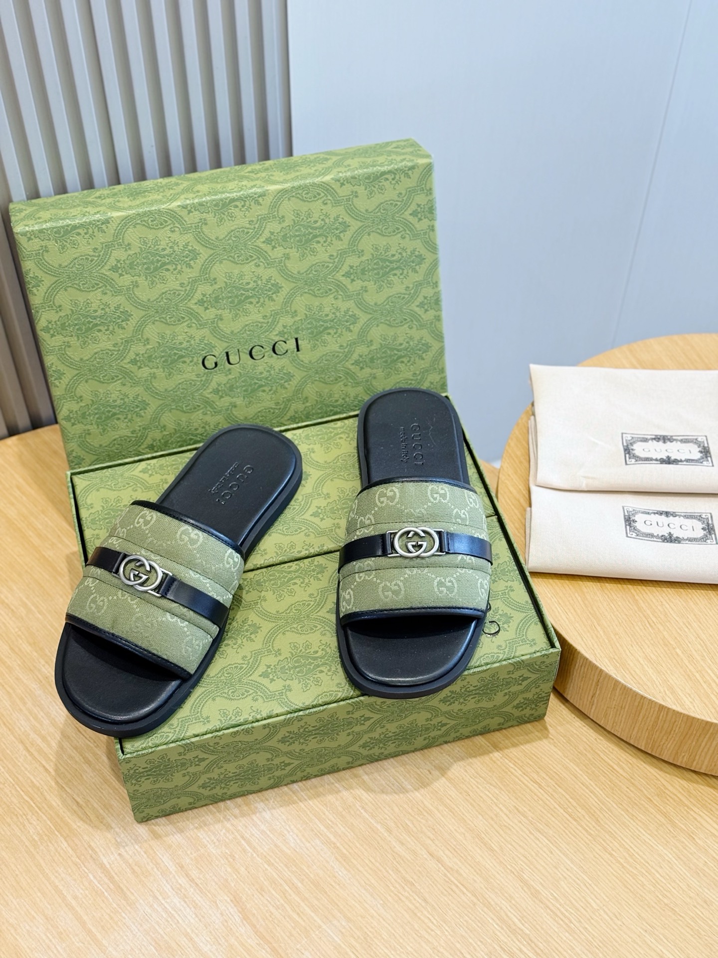 Gucci Style Black Leather Men's Shoes style reference detail image 1 from source 781420