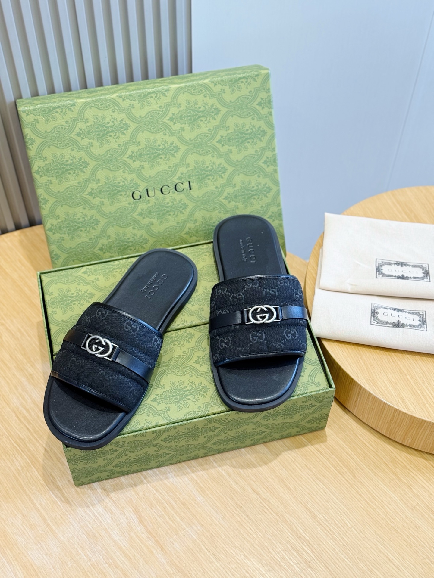 Gucci Style Black Leather Men's Shoes style reference detail image 1 from source 781421