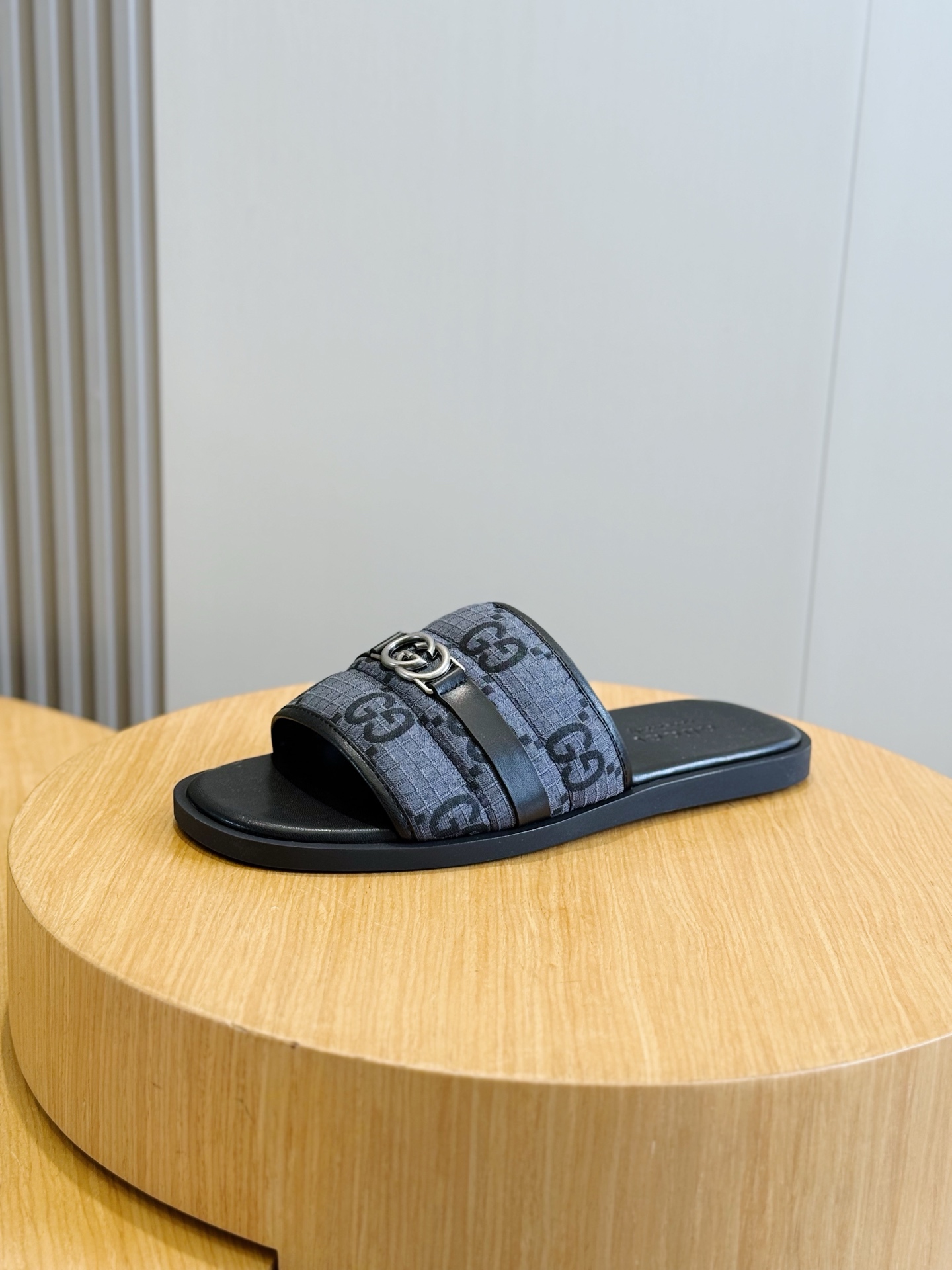 Gucci Style Black Leather Men's Shoes style reference detail image 2 from source 781423