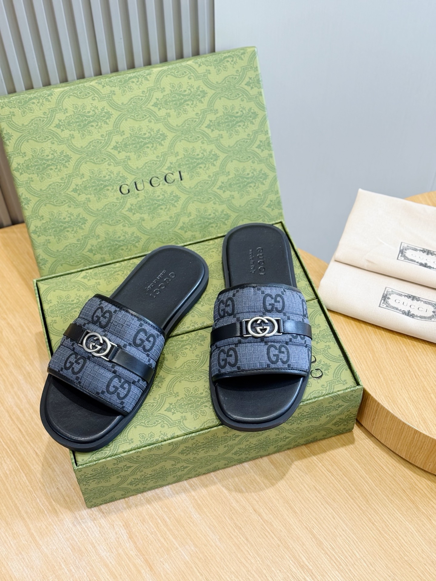 NO:831776,Gucci Men's Interlocking Double G Slipper Lido series, the design is inspired by the summer style and beach clubs of the Italian coast. This low-key and restrained shoe is crafted from comfortable smooth leather and embellished with a round interlocking Double G logo, highlighting the classic style. This black sandal is handcrafted with palladium tone accessories, adding to the elegant charm. Imported cowhide + cowhide lining + Italian genuine leather sole  Size:39-44 (customized at 38.45),,gucci,cowhide19860909Gucci 男士互扣式双G拖 Lido系列,设计灵感源自意大利海岸的夏日风情和海滩俱乐部.这款低调内敛的鞋履选用舒适光面皮革匠心打造,缀饰圆形互扣式双G标识,彰显经典风范.这款黑色凉拖匠心缀饰钯金色调配件,更添雅致魅力. 进口牛皮+牛皮内里+意大利真皮底 Size:39-44（38.45定做）,,gucci,cowhide,Men's shoes