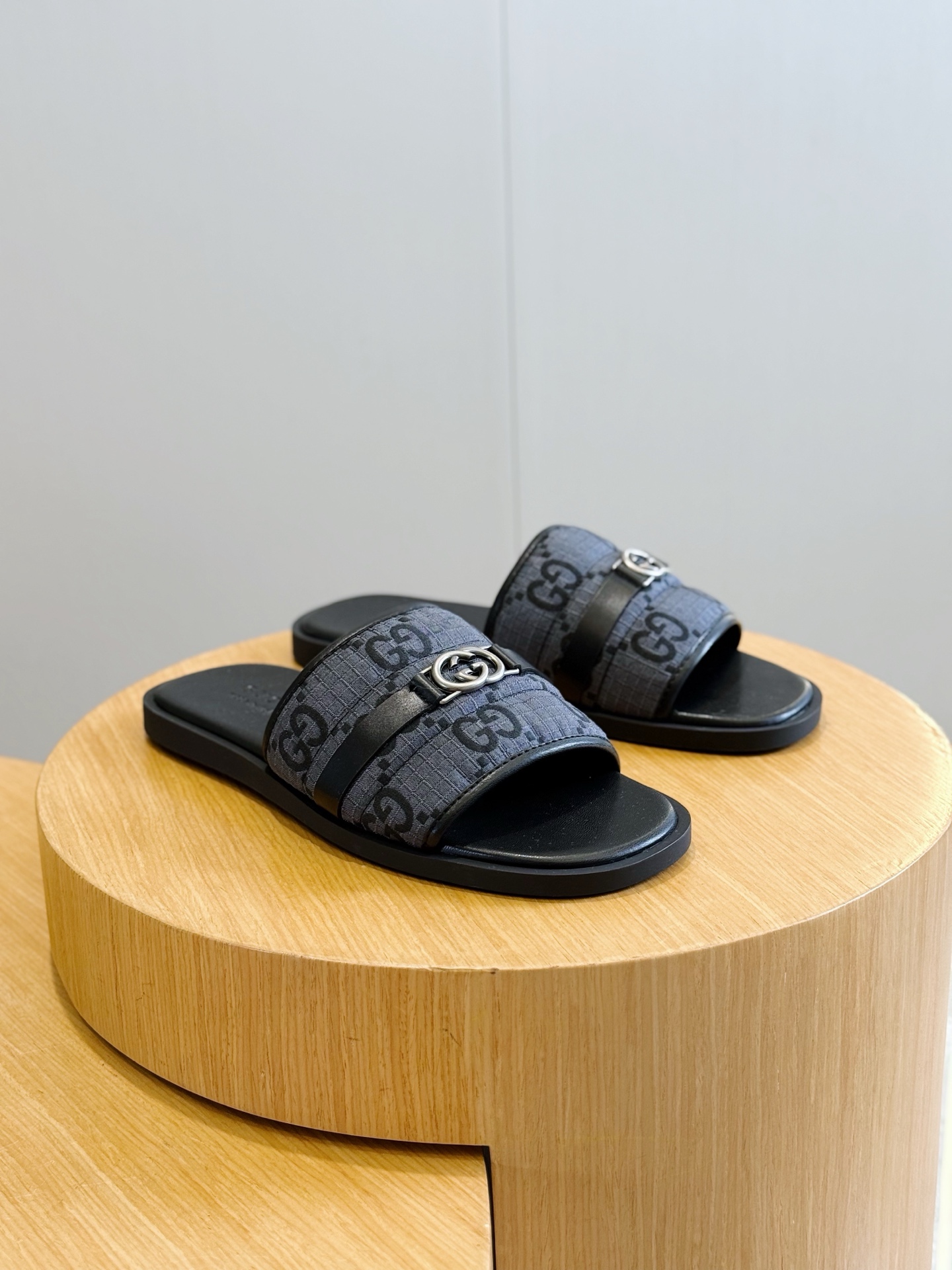 Gucci Style Black Leather Men's Shoes style reference detail image 3 from source 781423