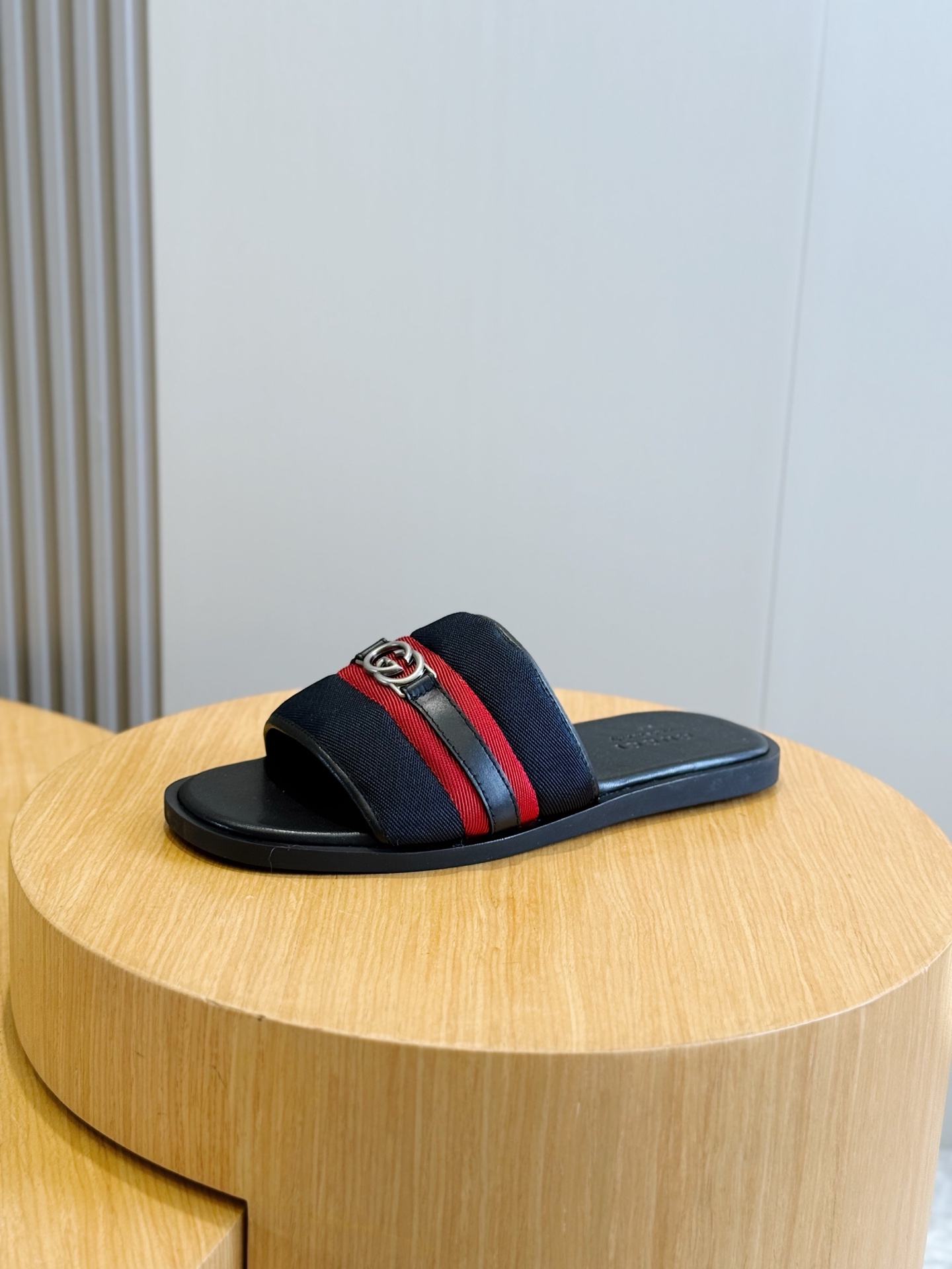Gucci Style Black Leather Men's Shoes style reference detail image 2 from source 781424