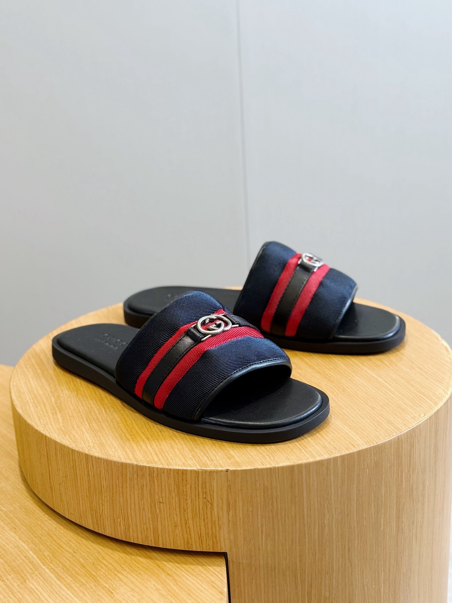 Gucci Style Black Leather Men's Shoes style reference detail image 3 from source 781424