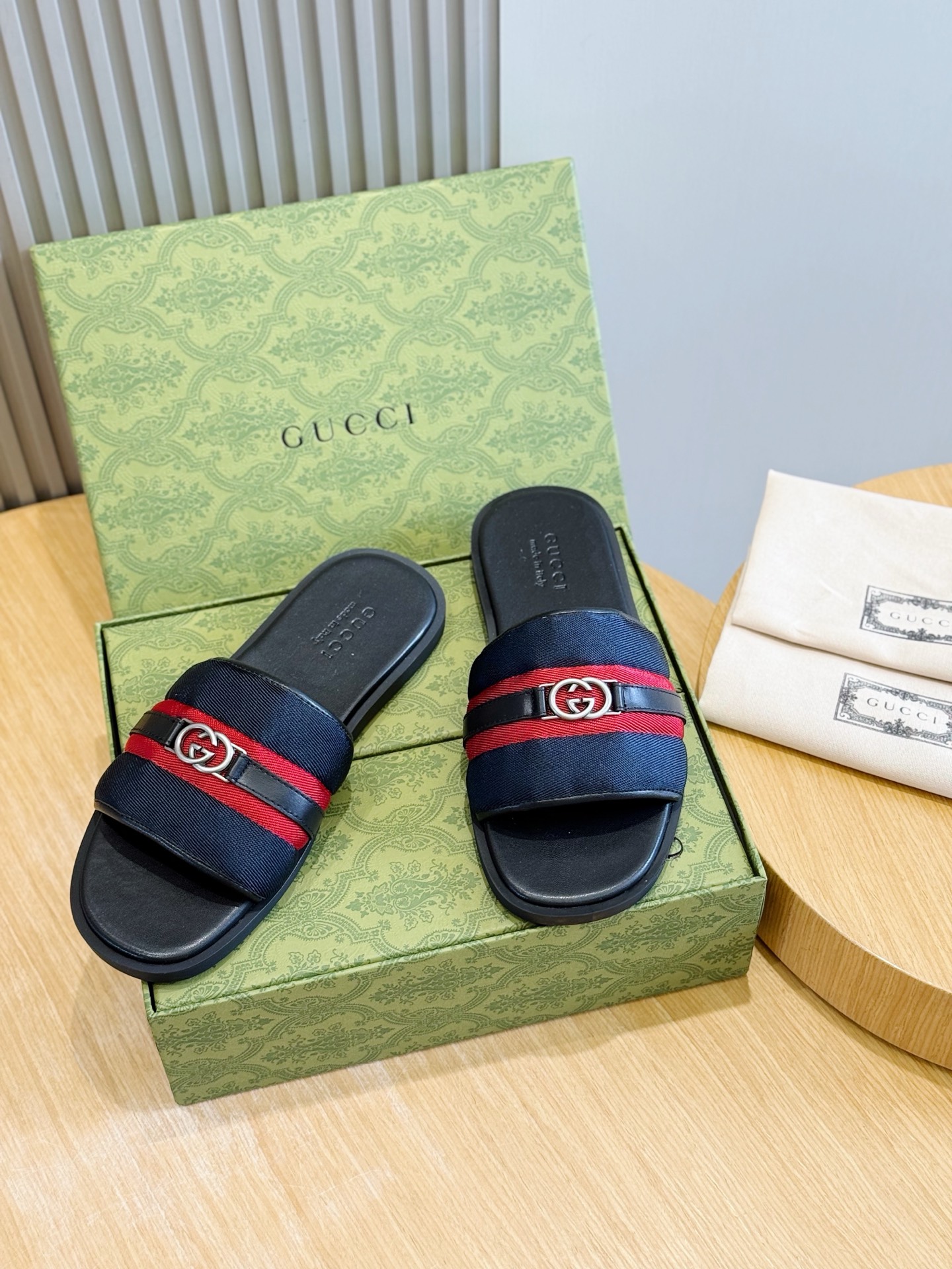 Gucci Style Black Leather Men's Shoes style reference detail image 1 from source 781424