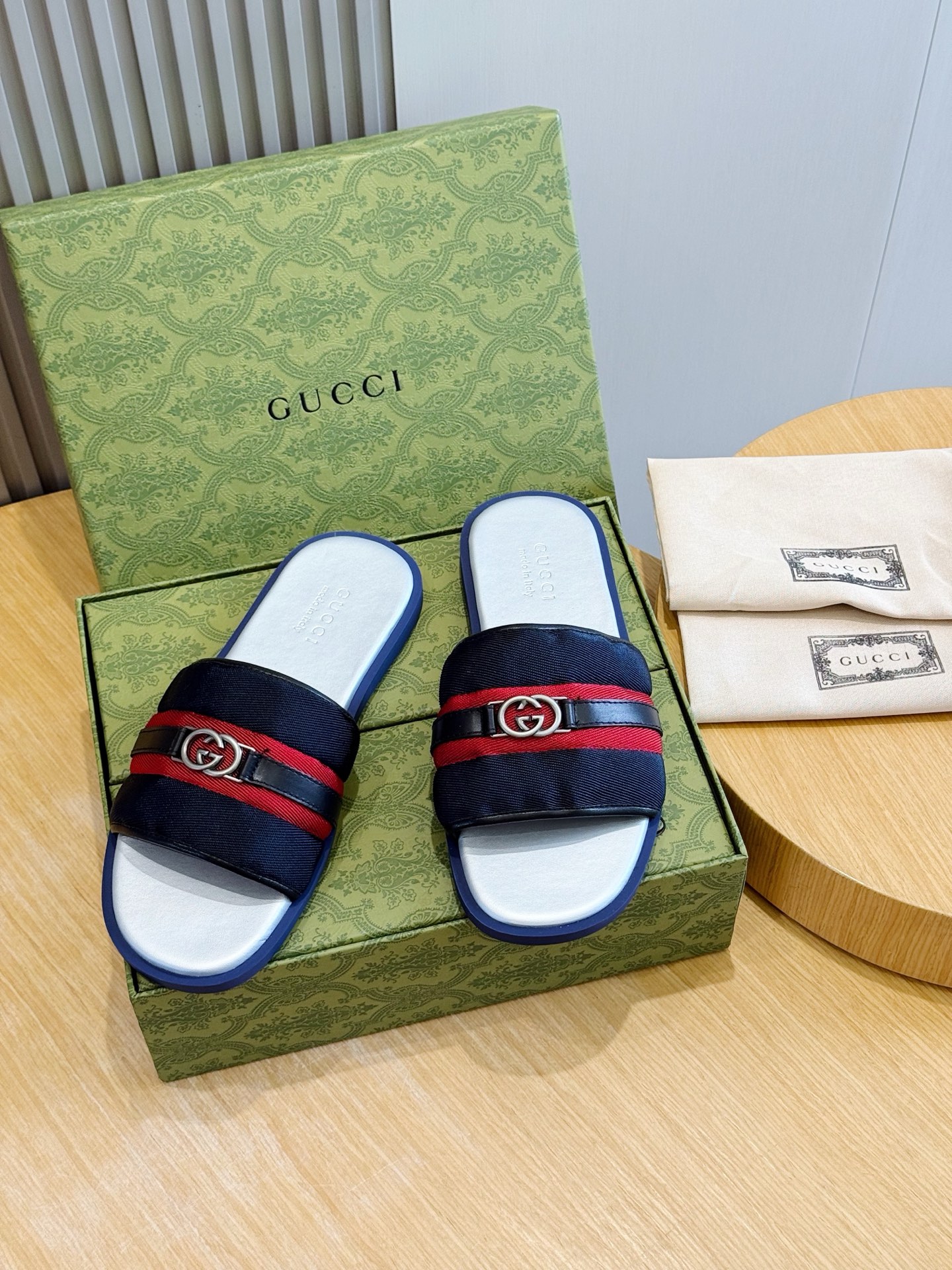Gucci Style Black Leather Men's Shoes style reference detail image 1 from source 781425