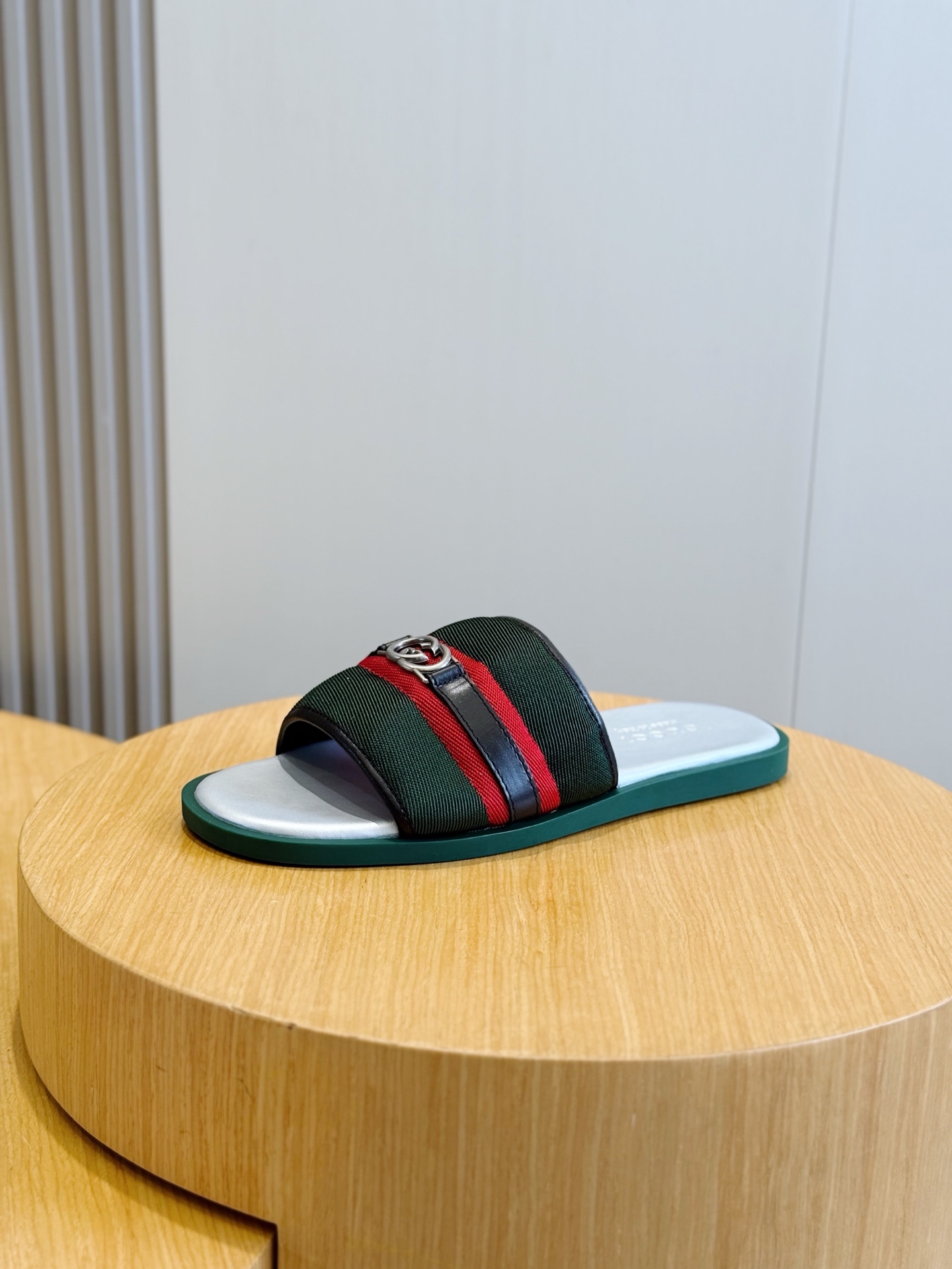 Gucci Style Black Leather Men's Shoes style reference detail image 2 from source 781426