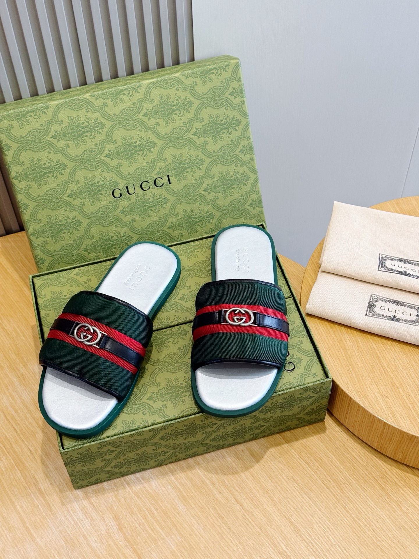 Gucci Style Black Leather Men's Shoes style reference detail image 1 from source 781426