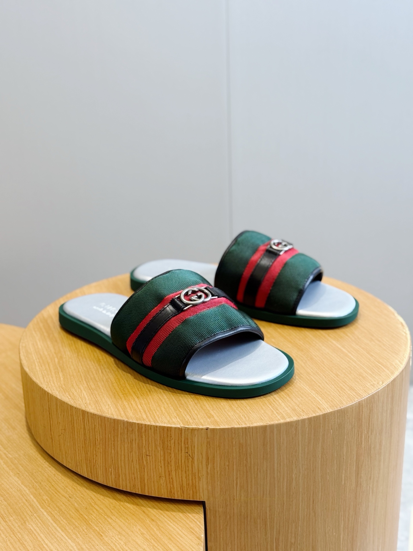 Gucci Style Black Leather Men's Shoes style reference detail image 3 from source 781426