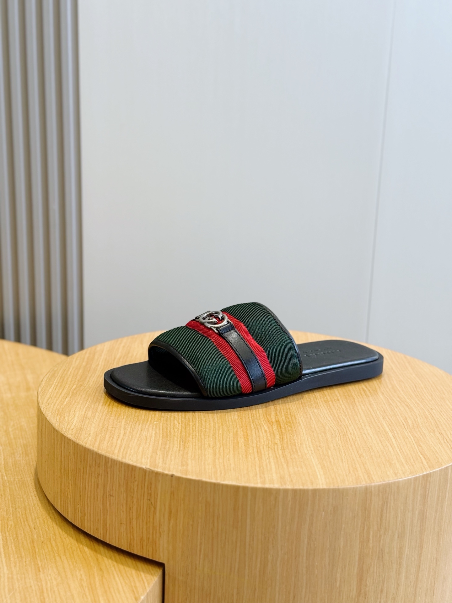 Gucci Style Black Leather Men's Shoes style reference detail image 2 from source 781427
