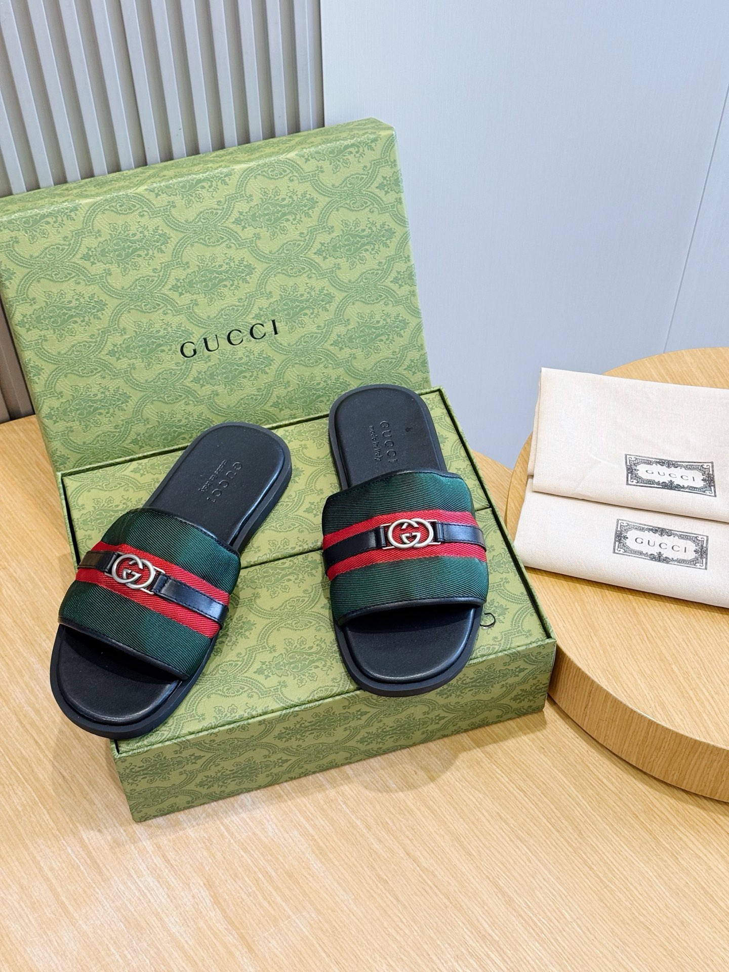 Gucci Style Black Leather Men's Shoes style reference detail image 1 from source 781427