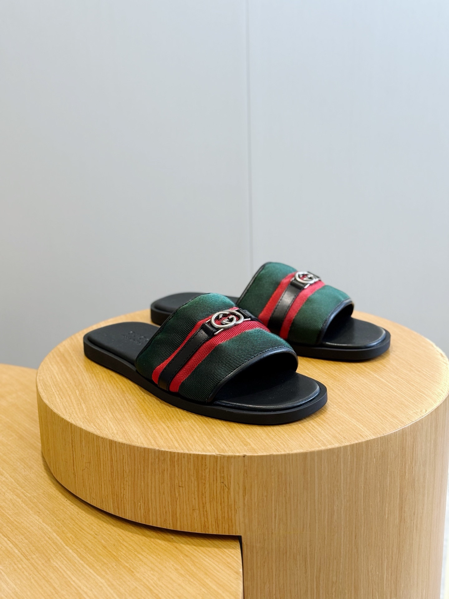 Gucci Style Black Leather Men's Shoes style reference detail image 3 from source 781427