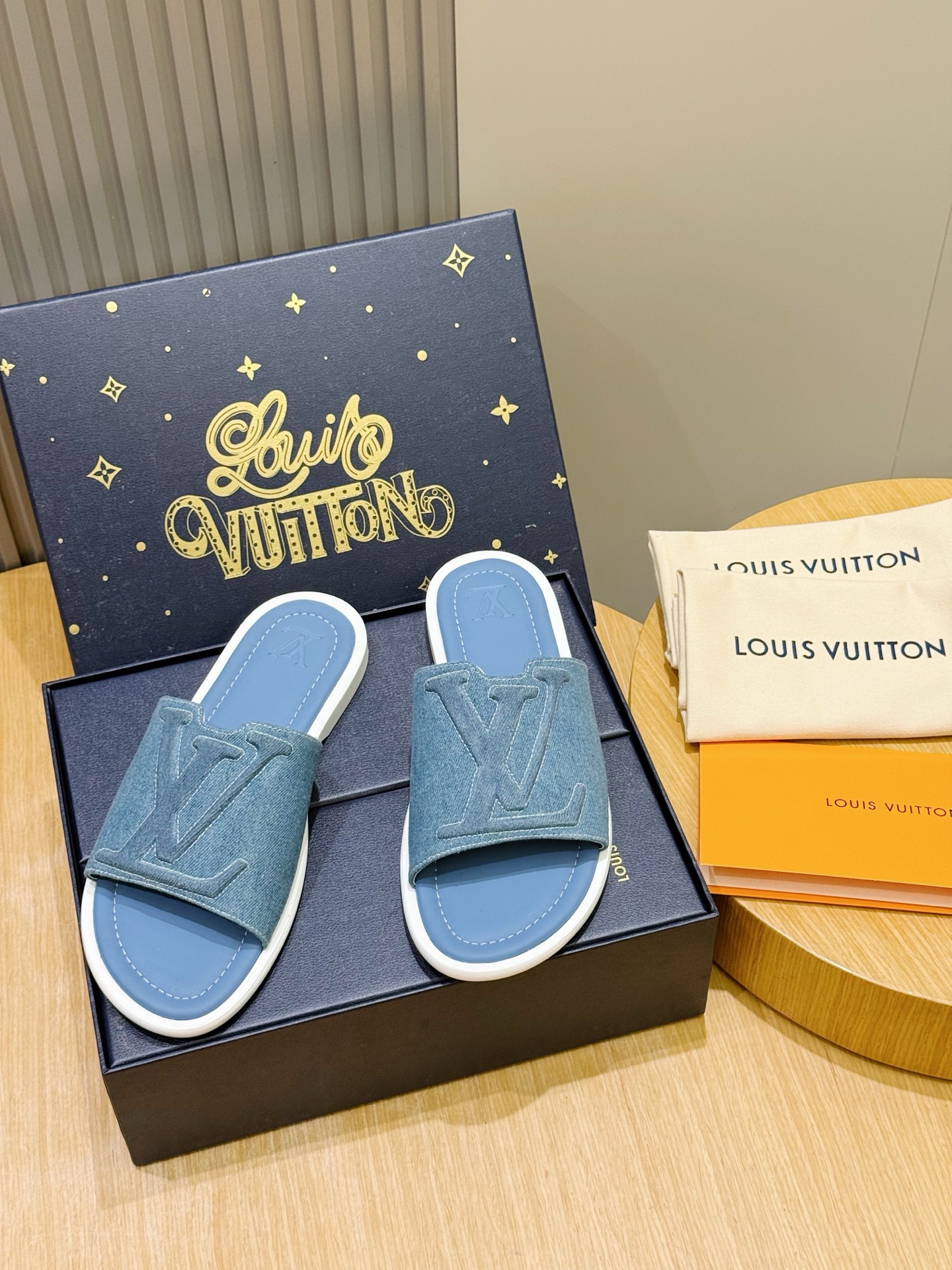 NO:833830,L's Waterfront sandals are back with a new look. The upper canvas has the iconic monogram pattern. It is made of waterproof rubber, with a comfortable and tough outsole, and a light and flexible outsole with an embossed logo. Size: 39-44 (customized at 38.45), louis vuitton19860909L家Waterfront凉拖焕新回归 鞋面帆布标志性的monogram图案.由防水橡胶制成,搭配舒适韧性大底,轻盈灵活的外底压印标识 Size:39-44(38.45定做）,,louis vuitton,Men's shoes