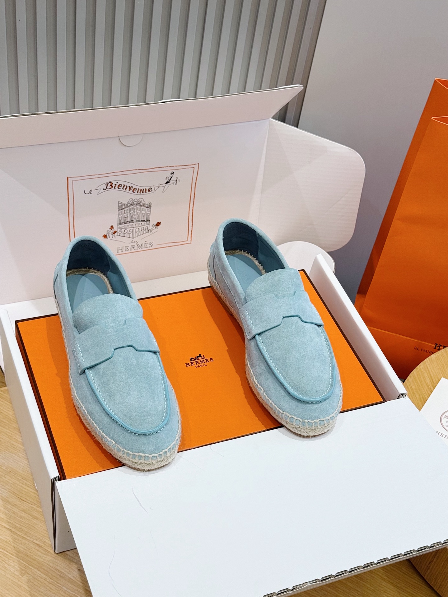 NO:833839,The H Family Fisherman Loafer series originates from the Italian shoemaking tradition and reinterprets classic shoe styles. Loafers men's sports shoes. Calfskin loafers, decorated with leather braid and '. Fashionable nautical style loafers, ideal for land and seaside. Create a casual and fashionable look. Cowhide upper, cloth splicing + cowhide lining + leather outsole  Size39-44(38.45 customized),,loafers,sneakers,espadrilles,cowhide,Leather soles19860909H家 渔夫乐福鞋系列源自意大利制鞋传统,重新诠释经典鞋型 乐福鞋男款运动鞋 小牛皮乐福鞋,饰有皮革编绳和“.时尚航海风格乐福鞋,是陆地和海滨的理想选择.打造休闲时尚造型. 牛皮鞋面,布面拼接+牛皮内里+真皮大底 Size39-44(38.45定制）,,loafers,sneakers,espadrilles,cowhide,Leather soles,Men's shoes