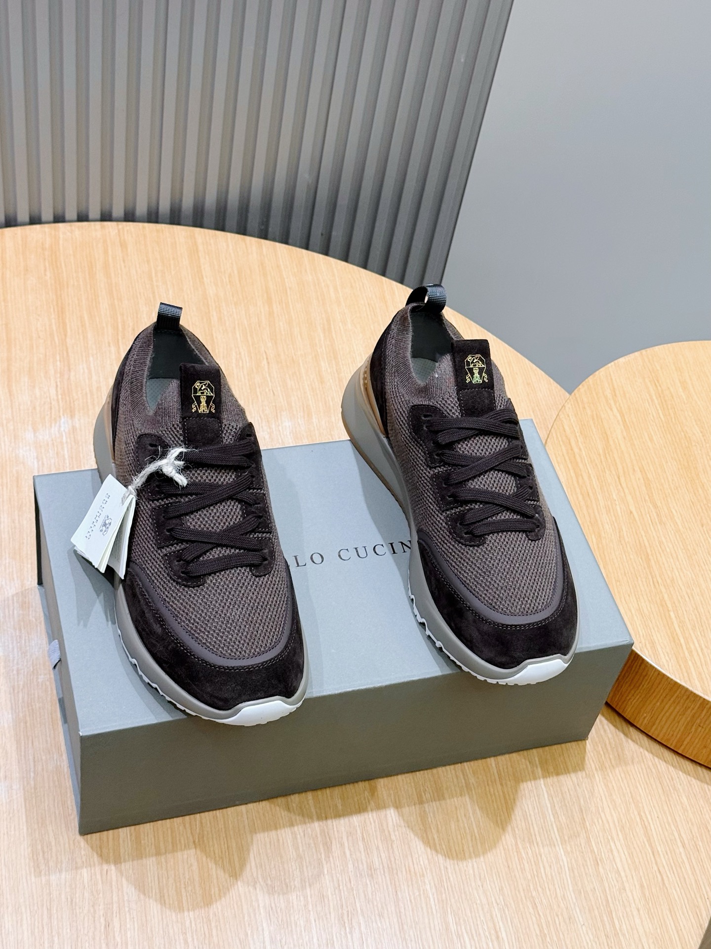 NO:851671,Brunello Cucinelli knitted sneakers Precious yarn inspired the design of the new sneakers. The cotton knitted upper is a modern interpretation of the classic style. The semi-polished calfskin trim strips are highlighted on the thin and comfortable knitted fabric, highlighting the sophistication with sharp material contrast. Size: 38-44 (45 customized),, brunello cucinelli, sneakers,cowhide19860909Brunello Cucinelli针织运动鞋 珍贵纱启发了新运动鞋的设计,全棉针织鞋面以现代方式诠释经典款式.半抛光小牛皮饰条凸显在薄而舒适的针织物上,以鲜明的材质对比彰显精致. Size:38-44(45定制）,,brunello cucinelli,sneakers,cowhide,Men's shoes