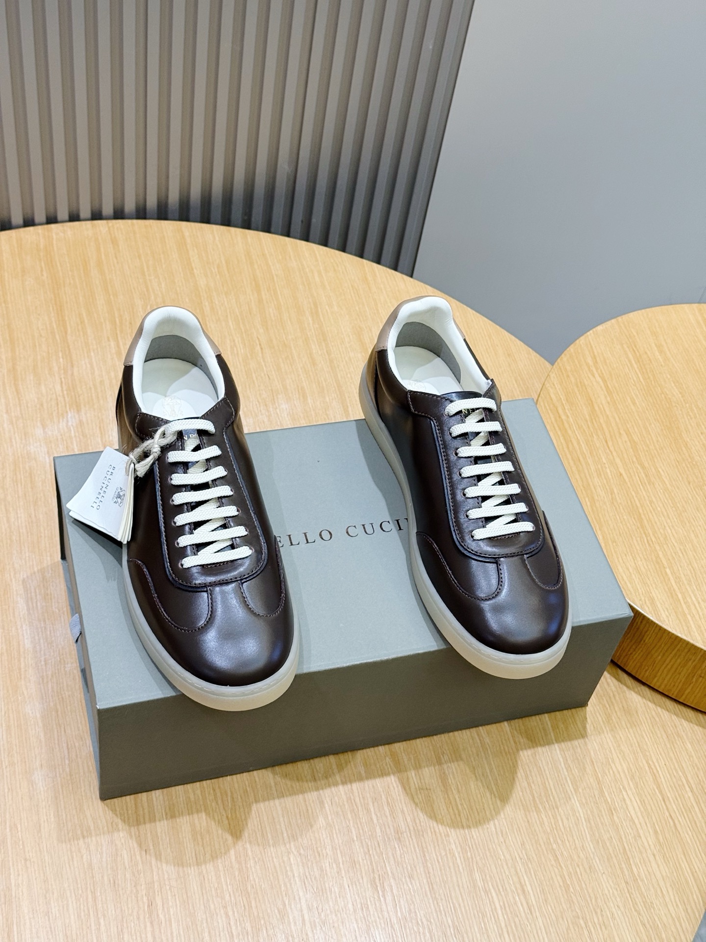 NO:851681,Brunello Cucinelli men's calfskin suede sneakers. Precious materials and craftsmanship complement each other, giving these simple washed suede rubber-soled shoes a contemporary and versatile style. The hand-rubbed grain leather sublimates the charm of the season's rich colors. The leather lining complements the strong and lightweight rubber sole, enhancing the comfort and walking flexibility of the shoes. Size: 39-44 (customized at 38.45) embossed with frosted full leather 450, brunello  cucinelli,sneakers,cowhide,chamois leather19860909Brunello Cucinelli男款小牛皮麂皮运动鞋 珍贵材质与手工匠艺相得益彰,赋予这款简约水洗绒面革胶底鞋当代百搭风范.经手工擦皮的粒面皮革升华季节浓郁色彩的魅力,皮革内衬与牢固轻盈橡胶鞋底相得益彰,增强鞋子穿着的舒适与行走灵活性. Size:39-44(38.45定制） 压纹配磨砂 全皮450,,brunello cucinelli,sneakers,cowhide,chamois leather,Men's shoes