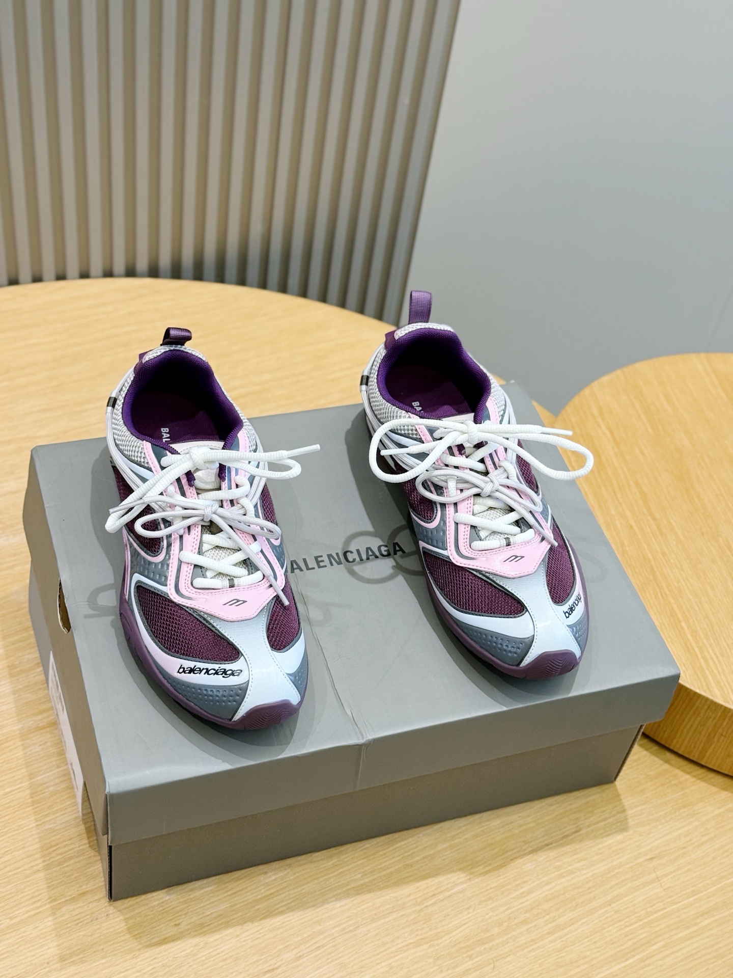 NO:888632,Balenciaga Circuit sneakers for couples. Balenciaga's most suitable daily jogging shoes ever. The upper foot is super comfortable and fits the entire sole of the foot. The original version of the 5-layer combined outsole. The new sandal shoes are shipped strongly and are made with heavy industry. All accessories are custom-made and genuine. Correct fonts and electric embroidery. The thickness, position and size are correct. The side TPU ventilation holes match the Italian original, MODO soft sole. The original version has the same 'Balenciaga' combined outsole LOGO.  Original customized imported technical fabric, sole thickness 4.5CM, original imported breathable mesh lining, original combination rubber foam outsole Size female 35-40 male 39-44 (male 38.45 customized),,balenciaga,balenciaga,sandals,sneakers19860909Balenciaga Circuit情侣款运动鞋 巴黎世家有史以来最适合日常的一款慢跑老爹鞋,上脚超级舒服贴合度拉满整个脚掌.5层组合大底原版本 新款凉鞋鞋强势出货 重工打造 所有配件均通过定做出产正品裁片 正确字体电绣 粗细、位置、大小正确 侧边TPU透气孔匹配意产原版,MODO软底 原版一致”Balenciaga' 组合大底LOGO 原版定制进口科技面料,底厚4.5CM 内里原版进口透气网里 鞋底原版组合橡胶发泡大底 Size 女35-40 男39-44码（男38.45定做）,,balenciaga,balenciaga,sandals,sneakers,Men's shoes
