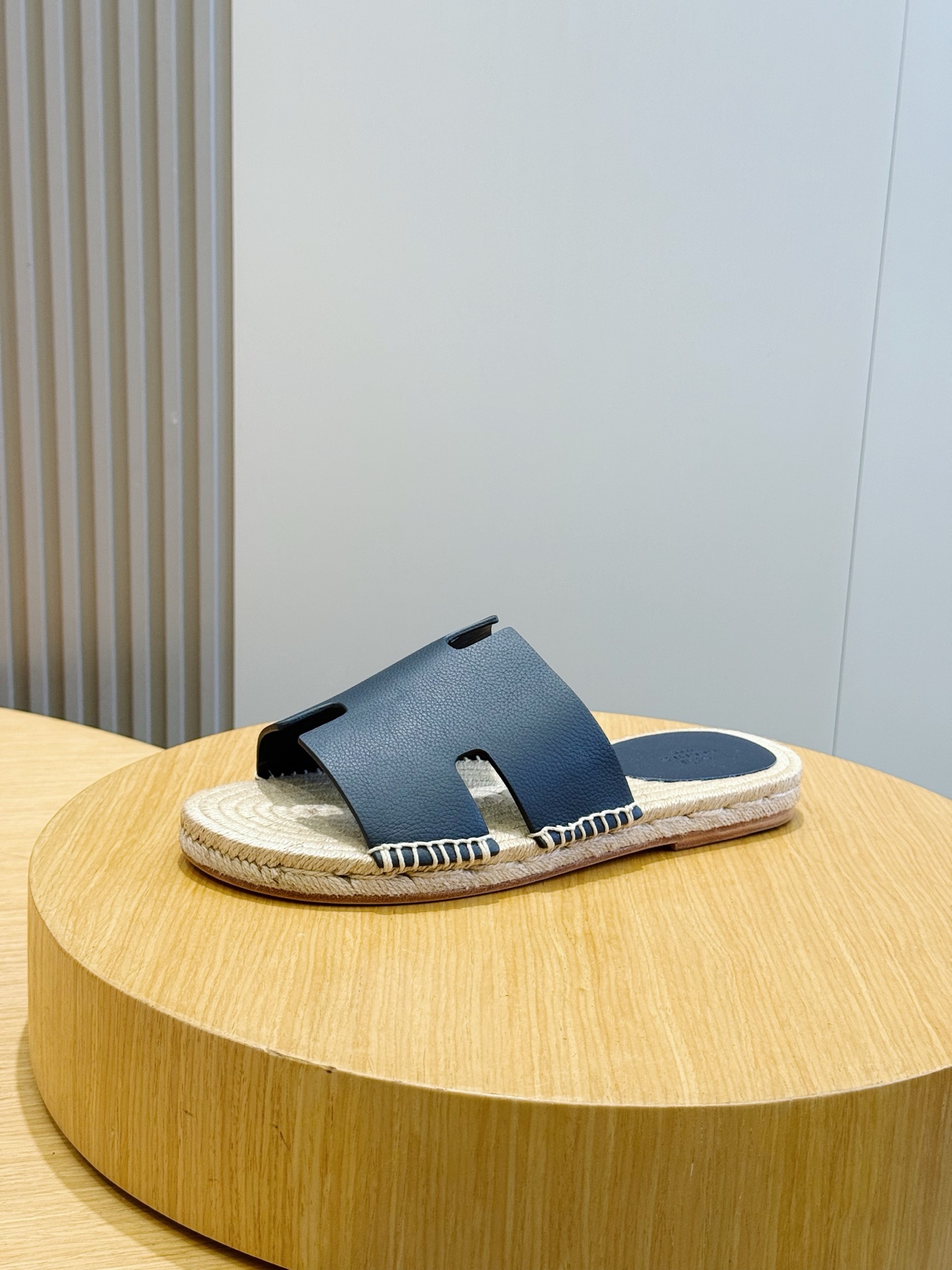 NO:851650,Hermes H's 2026 Antigua straw slippers - genuine leather outsole, calfskin suede straw slippers, with braided rope soles and H-shaped uppers, creating a leisurely seaside look. Size: 39-44 (customized at 38.45),, hermes, slippers, espadrilles, cowhide, chamois leather, Leather soles19860909爱马H家2026款 Antigua草编拖鞋－真皮大底 小牛皮麂皮草编鞋,搭配编绳鞋底,H型鞋面,打造悠闲海边造型. Size:39-44（38.45定做）,,hermes,slippers,espadrilles,cowhide,chamois leather,Leather soles,Men's shoes