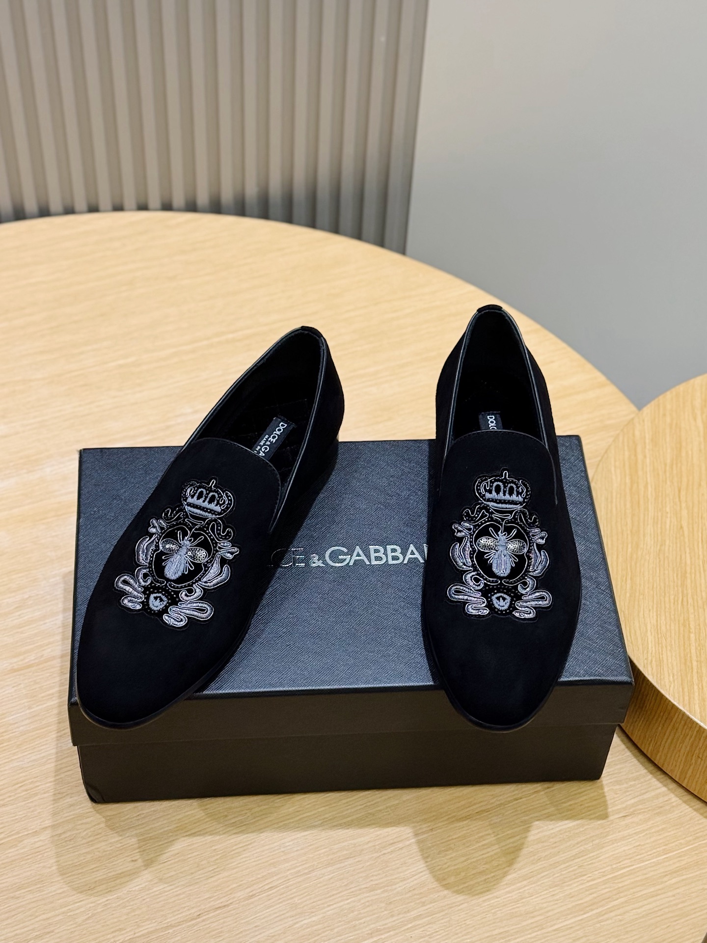 NO:853682,D&G cowhide moccasin shoes for men, embellished with the DG electric show nameplate, made of imported calfskin, retro and shiny texture complement each other, releasing charming tones to outline a confident posture. Imported calfskin + cowhide lining + Italian leather outsole Size: 39-44 (customized at 38.45), Dolce&Gabbana, loafers, cowhide, Leather soles19860909D&G 牛皮莫卡辛鞋男款乐福鞋 点缀DG电秀铭牌,采用进口小牛皮制成,复古与亮泽质感相得益彰,释放迷人色调勾勒自信姿态. 进口小牛皮+牛皮内里+意大利真皮大底 Size:39-44(38.45定做）,,Dolce&Gabbana,loafers,cowhide,Leather soles,Men's shoes