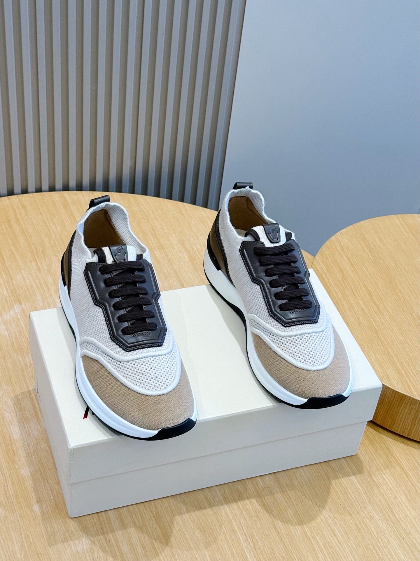 NO:887057,Brioni Crossing men's casual shoes are genuine replicas, inspired by the iconic basketball shoes of the 1980s. The ergonomic design brings comfort and flexibility. Wear Brioni casual shoes and explore the world with an elegant pace. Crossing the boundaries of leisure and sports scenes, reflecting the brand's traditional craftsmanship. Imported cowhide stitching canvas, perfect details. Super comfortable on the feet, strong wrapping. Size: 39-44 (customized at 38.45),,cowhide19860909Brioni布里奥尼Crossing男士休闲鞋 正品复刻,灵感来自20世纪80年代标志性篮球鞋款,符合人体工程学的设计带来舒适度与灵活性 穿上Brioni休闲鞋履,以优雅步伐探索世界.跨越休闲和运动场景的界限,体现品牌的传统工艺 进口牛皮拼接帆布,细节完美.上脚超舒服,包裹性极强 Size:39-44（38.45定做）,,cowhide,Men's shoes