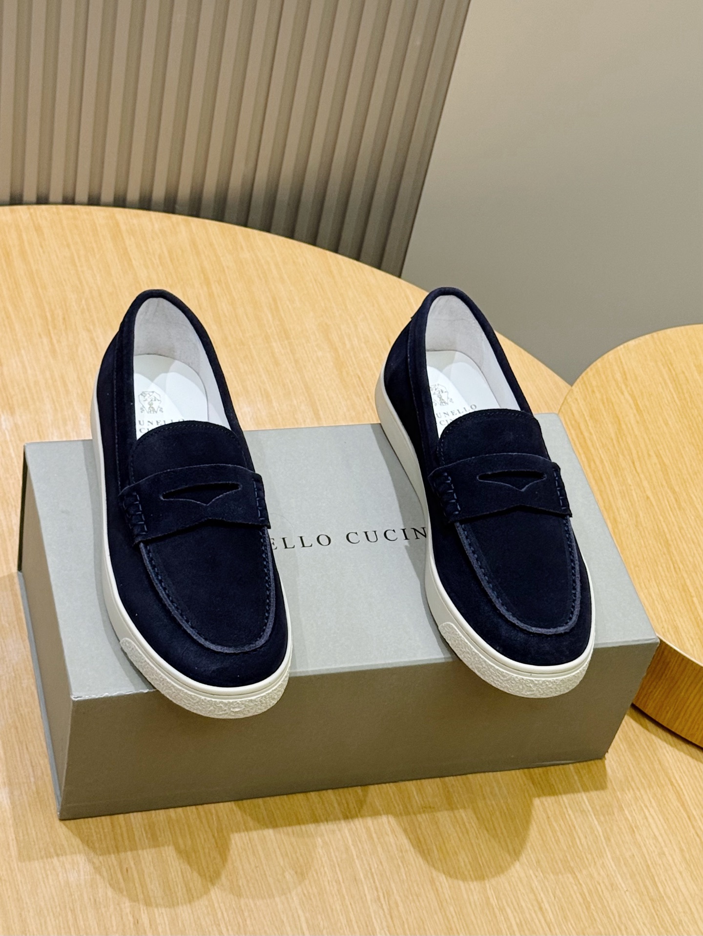 NO:886974,Brunello Cucinelli men's loafers, slip-on loafers, product upgrade, must buy if you know high-end. Italian suede calfskin, topstitching details, insole decorated with logo, imported calfskin + cowhide lining + light rubber outsole to enhance the comfortable wearing feeling. The simple shoe shape is very heeling when put on and taken off, and has excellent breathability and long-term wear without fatigue. Size: 39-44 (customized at 38.45),, brunello cucinelli, loafers, cowhide19860909Brunello Cucinelli男款乐福鞋 套穿式乐福鞋,产品升级,懂高端一定要入. 意大利绒面小牛皮、明线细节、鞋垫饰有标志 进口小牛皮+牛皮内里+轻盈橡胶大底提升舒适穿着感. 简约鞋型穿脱十分跟脚,透气性极好久穿不累. Size:39-44(38.45定制）,,brunello cucinelli,loafers,cowhide,Men's shoes