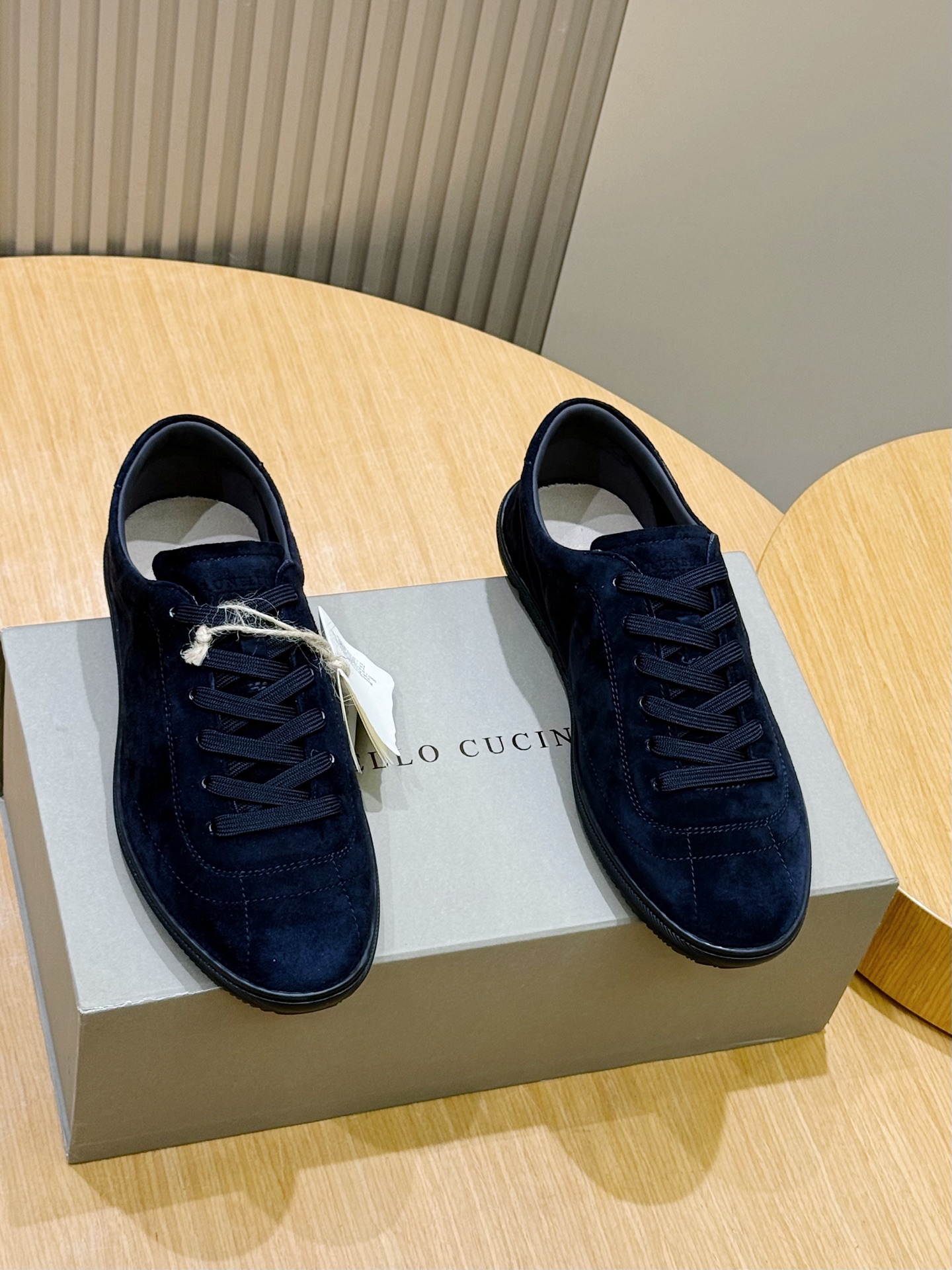 NO:886983,BRUNELLO CUCINELLI sneakers  Selected materials and craftsmanship are cleverly combined in this lightweight rubber-soled shoe, which combines light texture and flexibility. The upper is made of suede, showing irregular texture and changing luster to highlight seasonal tones. The ultra-flexible structure combined with the light rubber sole creates a slender and comfortable shoe shape that can easily adapt to various occasions. Suede is a suede, soft leather with a slightly shiny surface. The shoe is lined with soft leather.  Size:39-44 (38.45 46 customized),, brunello cucinelli, sneakers19860909BRUNELLO CUCINELLI 运动鞋 甄选材质与匠心工艺于这款轻便胶底鞋中巧妙融合,兼具轻盈质感与柔韧特性.鞋面采用绒面革打造,呈现不规则纹理与变幻光泽凸显季节色调.超柔韧结构与轻薄橡胶鞋底相结合,塑就修长舒适的鞋型,轻松适配多样场合.绒面革是一种绒面、质地柔软的皮革,表面略微闪色.鞋子里衬使用柔软的皮革. Size:39-44（38.45 46定做）,,brunello cucinelli,sneakers,Men's shoes
