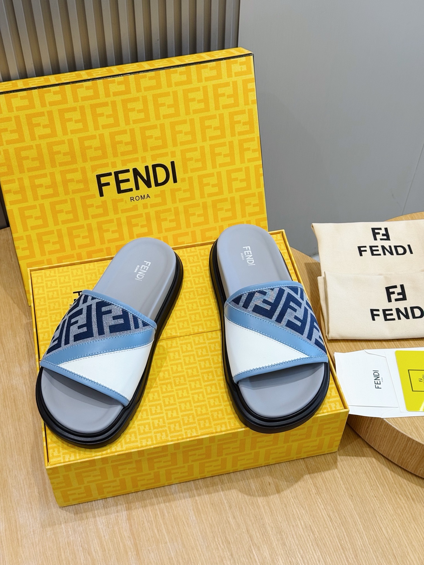 NO:852903,FENDI Fendi beach color-blocked rubber slippers for men, wide strap sandals. Polyurethane insole is light and extremely flexible. Anti-slip rubber sole. Rubber material. Variety of shoelace shapes, FF pattern Size: 39-44 (38.45 46 customized),,fendi,fendi, slippers19860909FENDI芬迪沙滩拼色橡胶拖鞋男拖 宽饰带涼鞋.聚氨酯鞋垫轻盈、极度柔韧.防滑橡胶鞋底.橡胶材质.鞋带造型多变,FF图案 Size:39-44(38.45 46定做）,,fendi,fendi,slippers,Men's shoes