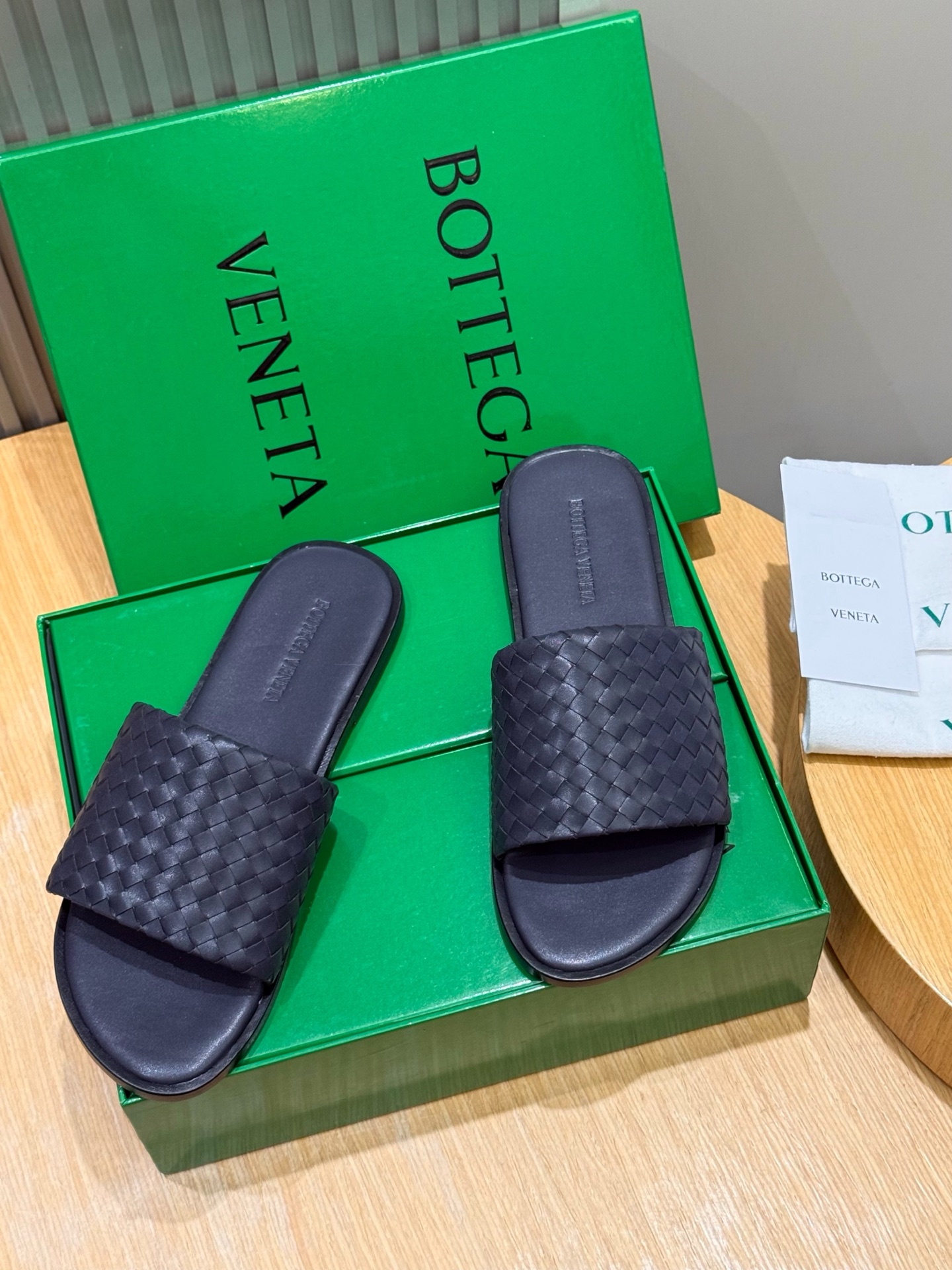 NO:852912,BV men's Wave slippers Intrecciato woven leather mules sandals, streamlined silhouette, real leather outsole, Opanka structure ergonomic Italian cow leather Size: 39-44 (customized at 38.45),,bottega veneta,sandals,slippers,cowhide19860909BV男士Wave拖鞋 Intrecciato编织皮革穆勒凉鞋,流线型廓 形注真皮革外底,Opanka结构符合人体工学 意大利牛皮革 Size:39-44(38.45定做）,,bottega veneta,sandals,slippers,cowhide,Men's shoes