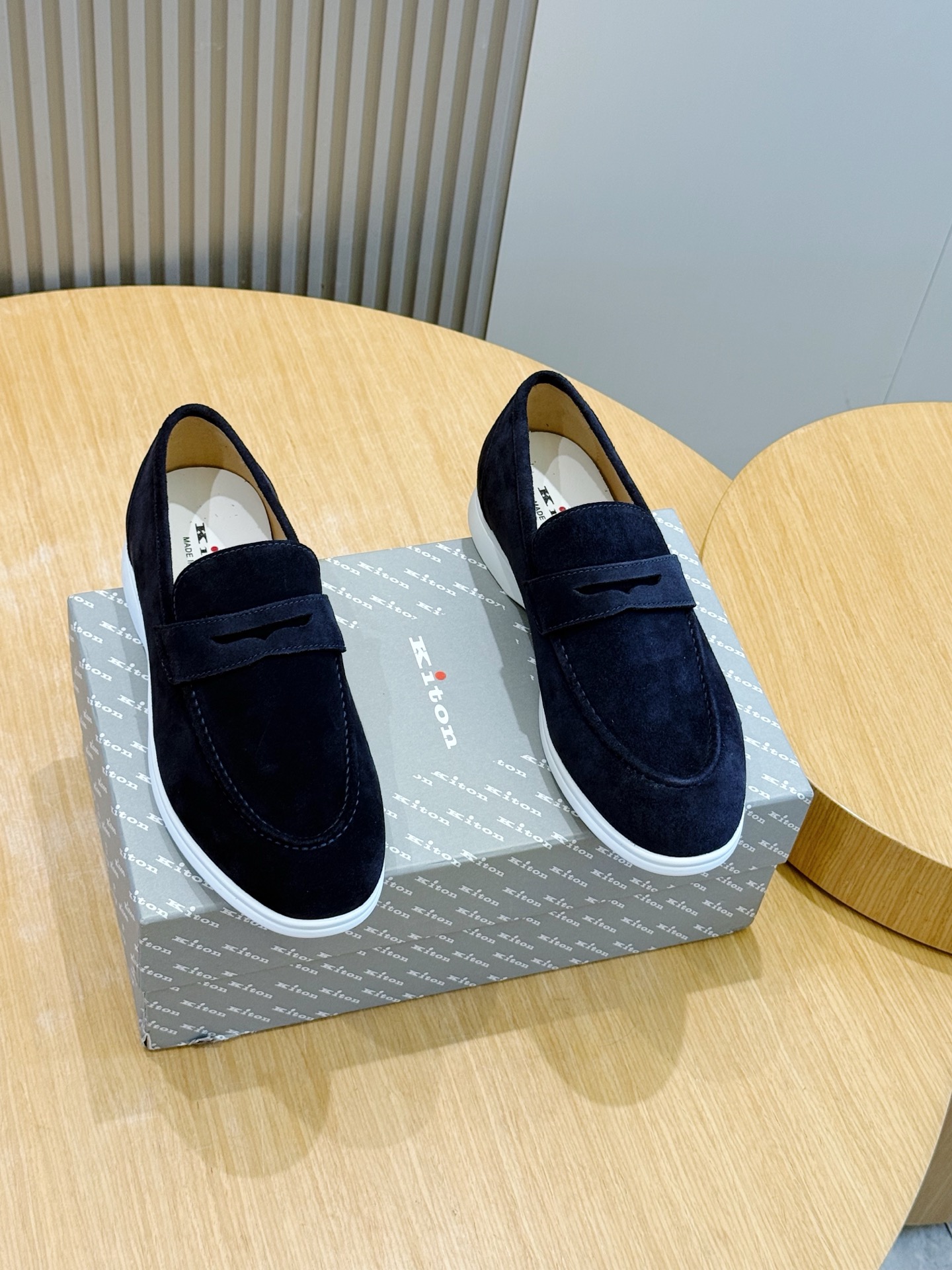 Мужские мокасины Kiton из замши с белой подошвой
