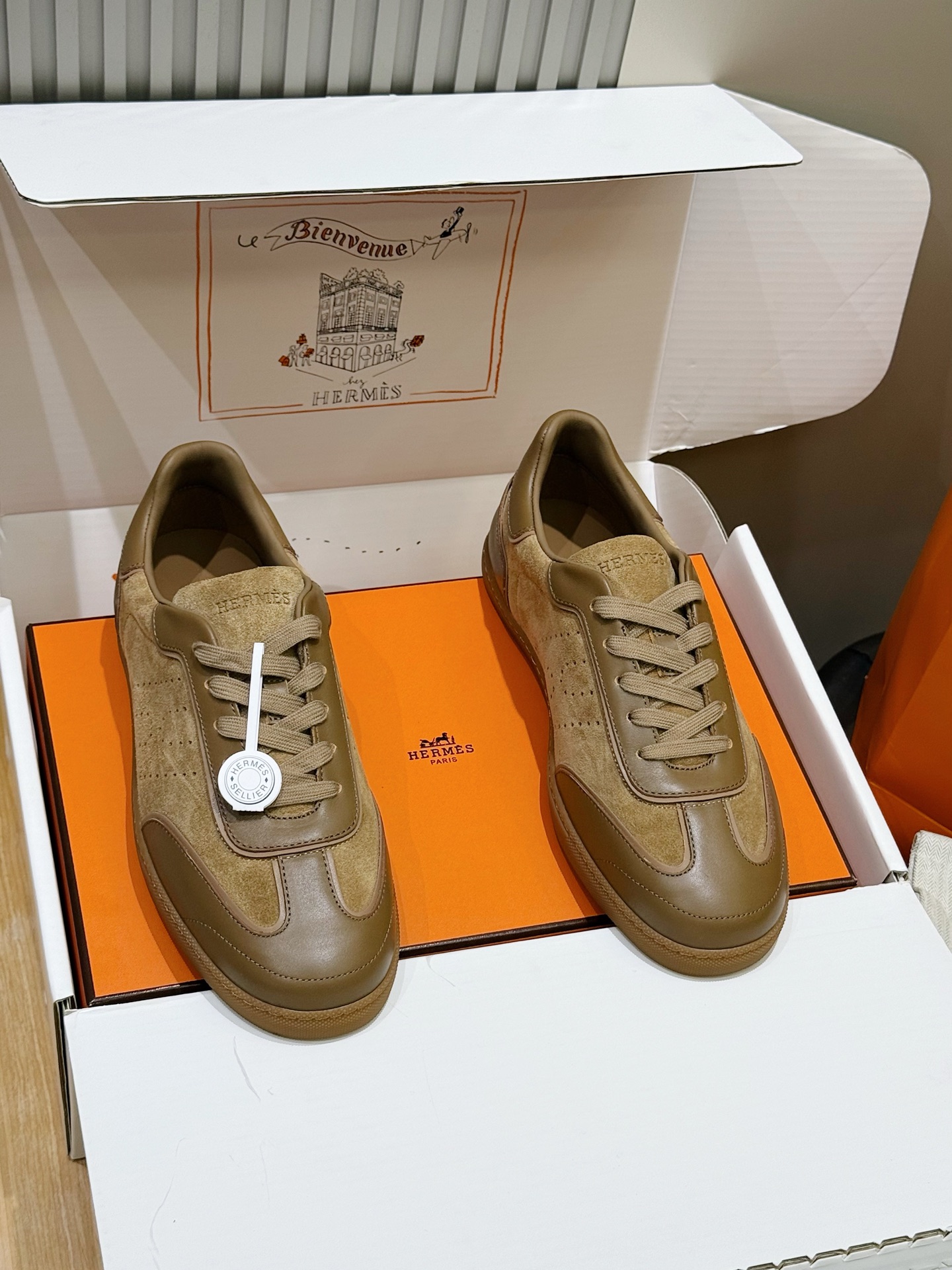 NO:886266,Herme Match Sneakers Suede goatskin, sporty goatskin and calfskin sneakers with perforated 'Italic H' pattern. Simple and smooth design for a retro urban look. Includes second pair of laces. Made in Italy. Sole height 1.7 cm Honey rubber sole Sand beige lambskin insole and lining One pair of sand beige laces, one pair of white laces Size: 39-44 (38.45  46 customized),,hermes,sneakers,cowhide,sheepskin,chamois leather19860909Herme Match运动鞋 麂皮山羊皮、运动风格山羊皮和小牛皮运动鞋,饰有镂孔“斜体H”图案. 设计简约流畅,打造复古都市造型. 包含第二副鞋带. 意大利制造. 鞋底高度1.7厘米 蜜色橡胶鞋底 沙米色羊羔皮内底和内衬 一副沙米色鞋带,一副白色鞋带 Size:39-44（38.45 46定做）,,hermes,sneakers,cowhide,sheepskin,chamois leather,Men's shoes