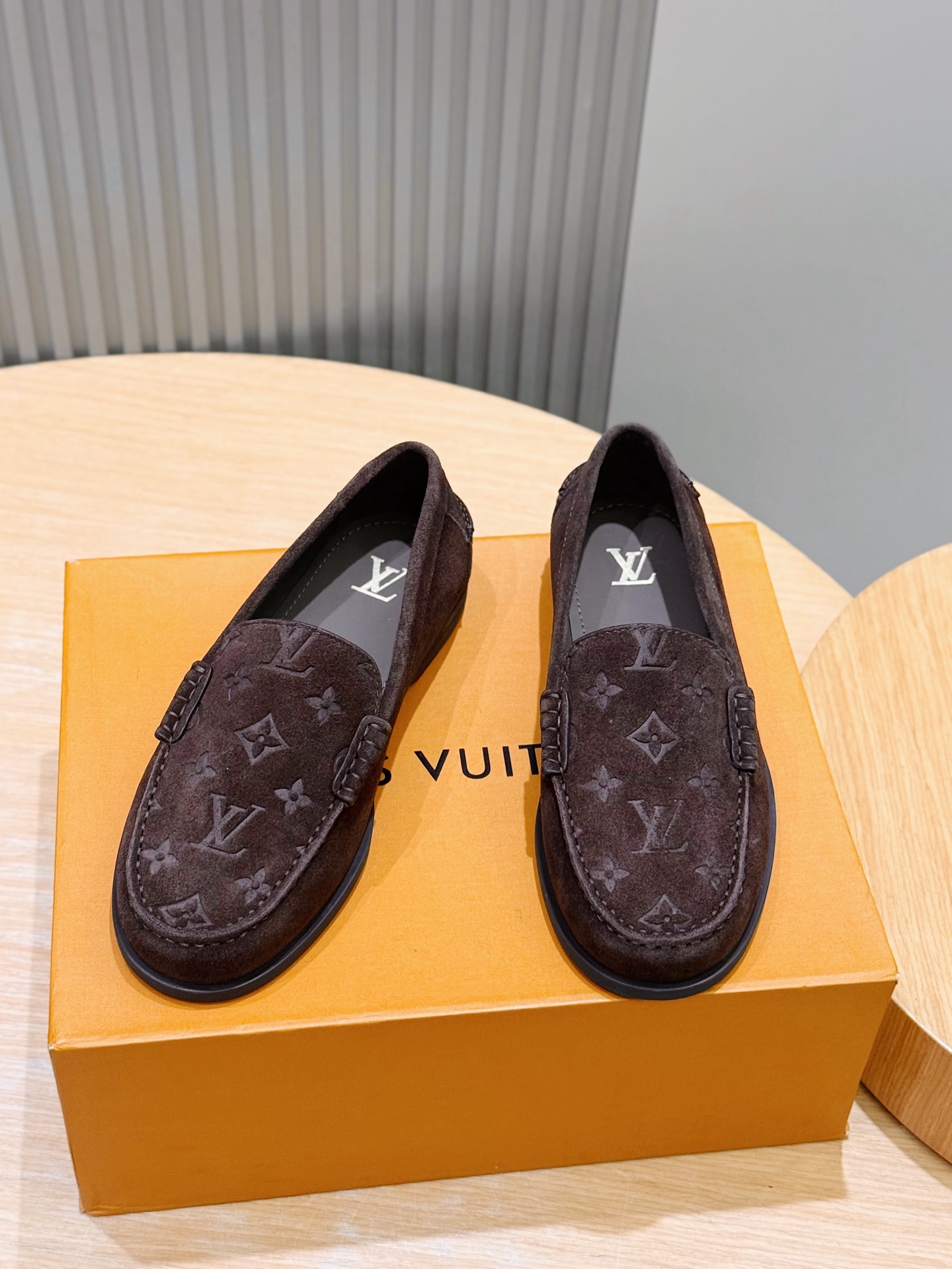 NO:886278,Lcroisette loafers are made of suede cow leather, with half a Monogram flower outline on the upper strap, and the light rubber outsole is marked with the L letter, releasing the leisure atmosphere of the French Riviera. It is a fashionable choice for warm seasons. Size: 39-44 (customized at 38.45),, loafers, cowhide19860909LCroisette乐福鞋选用绒面牛皮革,在鞋面饰带勾勒半朵 Monogram花卉轮廓,再为轻盈橡胶外底标记L字母,释放法国蔚蓝海岸的闲适气息,是温暖季节的时尚之选.Size:39-44(38.45定制）,,loafers,cowhide,Men's shoes