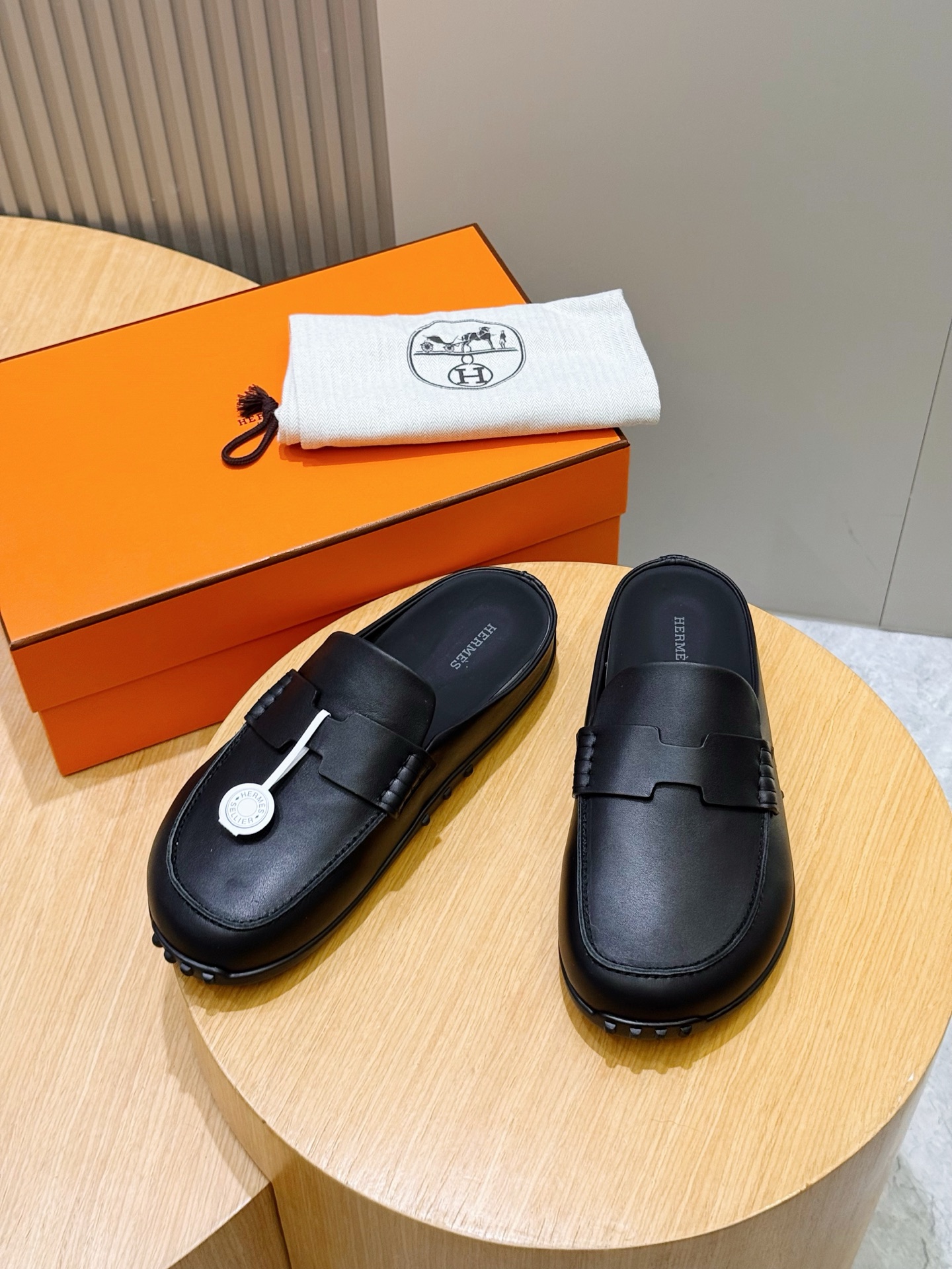 NO:886286,H Go mules, suede calfskin mules, again Birkenstocks. Classic H-shaped upper details to create a comfortable and modern style. Made in Italy. Black rubber sole. Black calfskin insole. Black goatskin lining. Size: 39-44 (38.45 custom-made),,cowhide,sheepskin,chamois leather19860909H家Go穆勒鞋麂皮小牛皮穆勒鞋,又是勃肯鞋 经典H型鞋面细节 打造舒适现代风格 意大利制造 黑色橡胶鞋底 黑色小牛皮内底 黑色山羊皮内衬 Size:39-44(38.45定做）,,cowhide,sheepskin,chamois leather,Men's shoes
