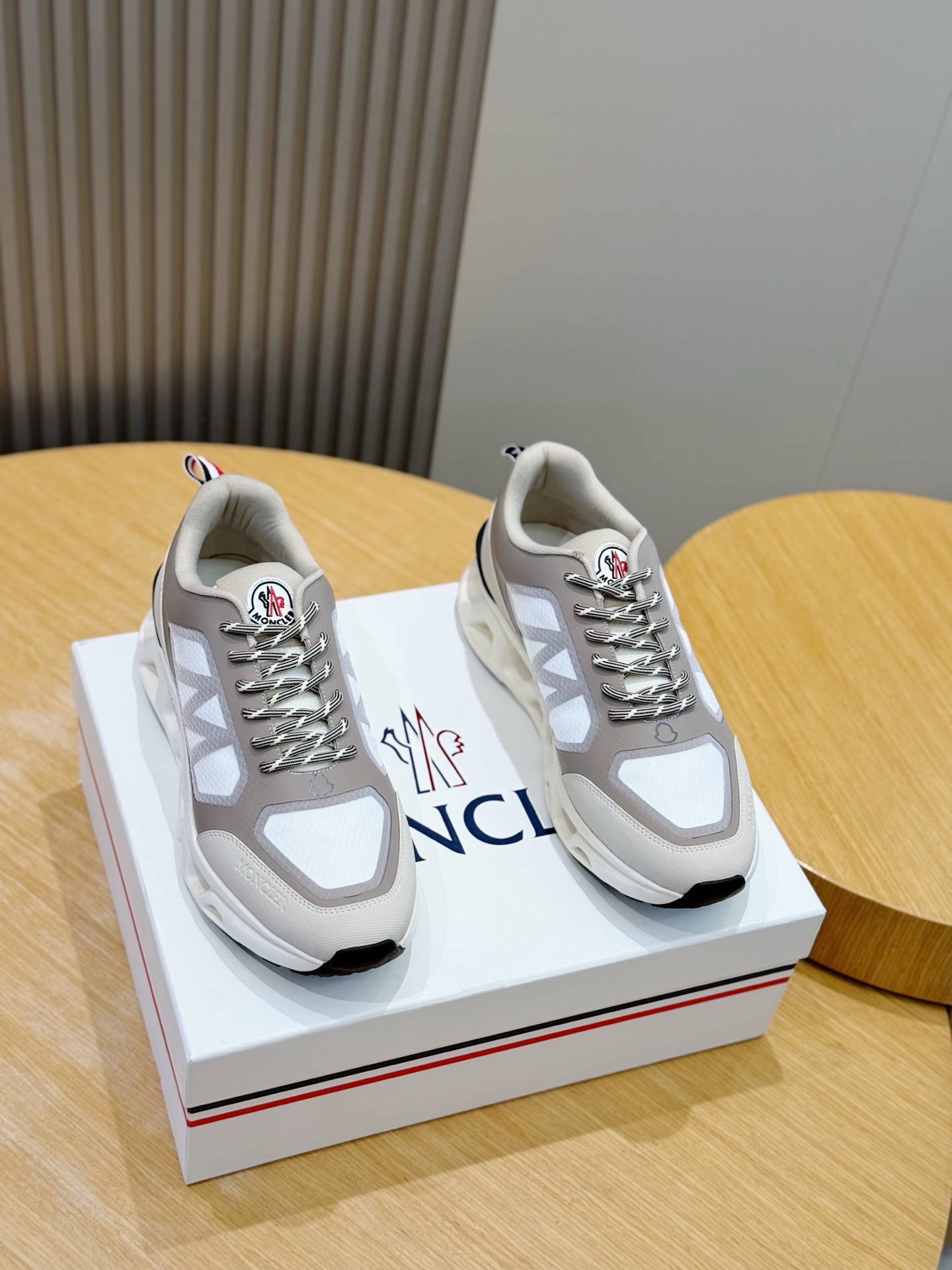 NO:889135,Moncler Men's Pacey Men's Sneakers The Lacey nylon sneakers are a staple in the men's collection, emphasizing fashion aesthetics and retro style. Lightweight and flexible, low-cut design, made of nylon, decorated with eye-catching logos and M-shaped details. Mesh lining, lightweight TPU midsole, rubberized PU bottom Size: 39-44 (customized at 38.45),,Moncler,sneakers19860909Moncler蒙口Pacey男士运动鞋 Lacey尼龙运动鞋是男士系列的单品,彰显时尚美学和复古风格. 轻巧灵活,低帮款式设计,采用尼龙制成,饰有醒目标识和M字形细节. 网眼衬里,轻盈TPU中底,橡胶处理PU底面 Size:39-44(38.45定做),,Moncler,sneakers,Men's shoes