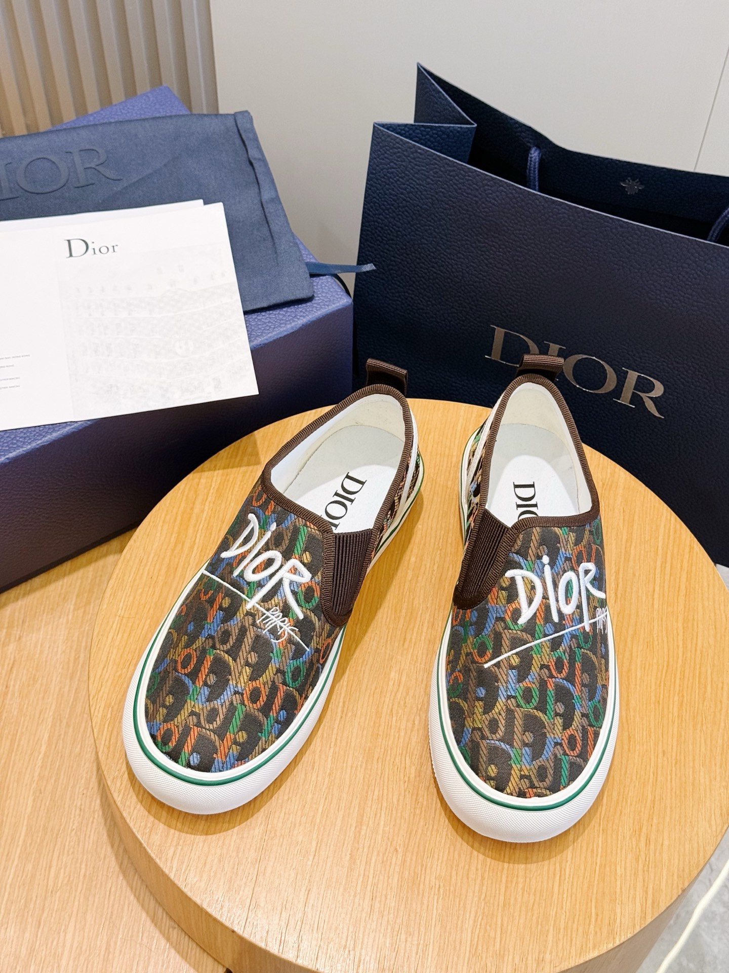 NO:888647,Dior Saltwind Loafers A stylish and chic reinterpretation of a classic nautical style shoe. The retro shape, with round toe and grosgrain topstitching details, is unique, lightweight and comfortable. It is a new classic item from Dior. It can be matched with all kinds of men's styles, showing a fashionable and simple style. Upper material Fabric Tonal grosgrain details Low-cut loafer style design with elastic stitching Cream white rubber sole decorated with Dior signature patch TPU  Outsole engraved with cannage pattern. Spliced structure. Dust bag included. Made in Italy. Size: 35-39 women 39-44 (38.45 46 customized), dior19860909Dior Saltwind 便鞋 便鞋时尚别致,全新演绎经典航海风鞋款.复古造型,搭配圆形鞋头和罗缎缉面线细节,别具一格,款式轻盈舒适,是 Dior 全新经典单品.可与各式男装造型搭配,彰显时尚简约的风范.帮面材质 织物 同色调罗缎细节 低帮 便鞋款式设计搭配弹力拼接 奶油白色橡胶鞋底饰以 Dior 标志补丁 TPU 外底镌刻有藤格纹图案 拼接结构 内含防尘袋 意大利制造 Size:35-39女 39-44（38.45 46定做）,,dior,Men's shoes
