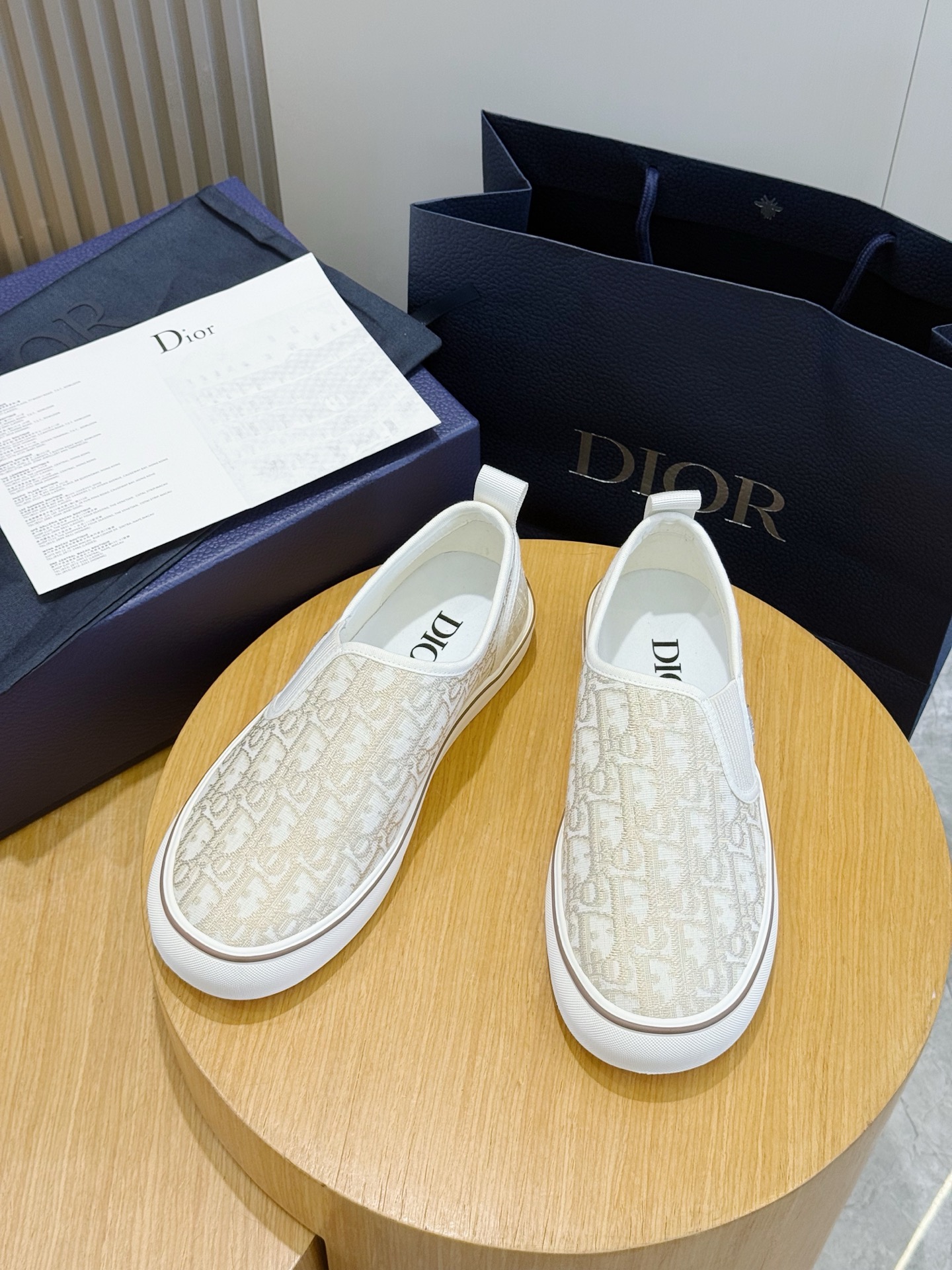 NO:888658,Dior Saltwind Loafers A stylish and chic reinterpretation of a classic nautical style shoe. The retro shape, with round toe and grosgrain topstitching details, is unique, lightweight and comfortable. It is a new classic item from Dior. It can be matched with all kinds of men's styles, showing a fashionable and simple style. Upper material Fabric Tonal grosgrain details Low-cut loafer style design with elastic stitching Cream white rubber sole decorated with Dior signature patch TPU  Outsole engraved with cannage pattern. Spliced structure. Dust bag included. Made in Italy. Size: 39-44 (38.45 customized),,dior19860909Dior Saltwind 便鞋 便鞋时尚别致,全新演绎经典航海风鞋款.复古造型,搭配圆形鞋头和罗缎缉面线细节,别具一格,款式轻盈舒适,是 Dior 全新经典单品.可与各式男装造型搭配,彰显时尚简约的风范.帮面材质 织物 同色调罗缎细节 低帮 便鞋款式设计搭配弹力拼接 奶油白色橡胶鞋底饰以 Dior 标志补丁 TPU 外底镌刻有藤格纹图案 拼接结构 内含防尘袋 意大利制造 Size:39-44（38.45 定做）,,dior,Men's shoes