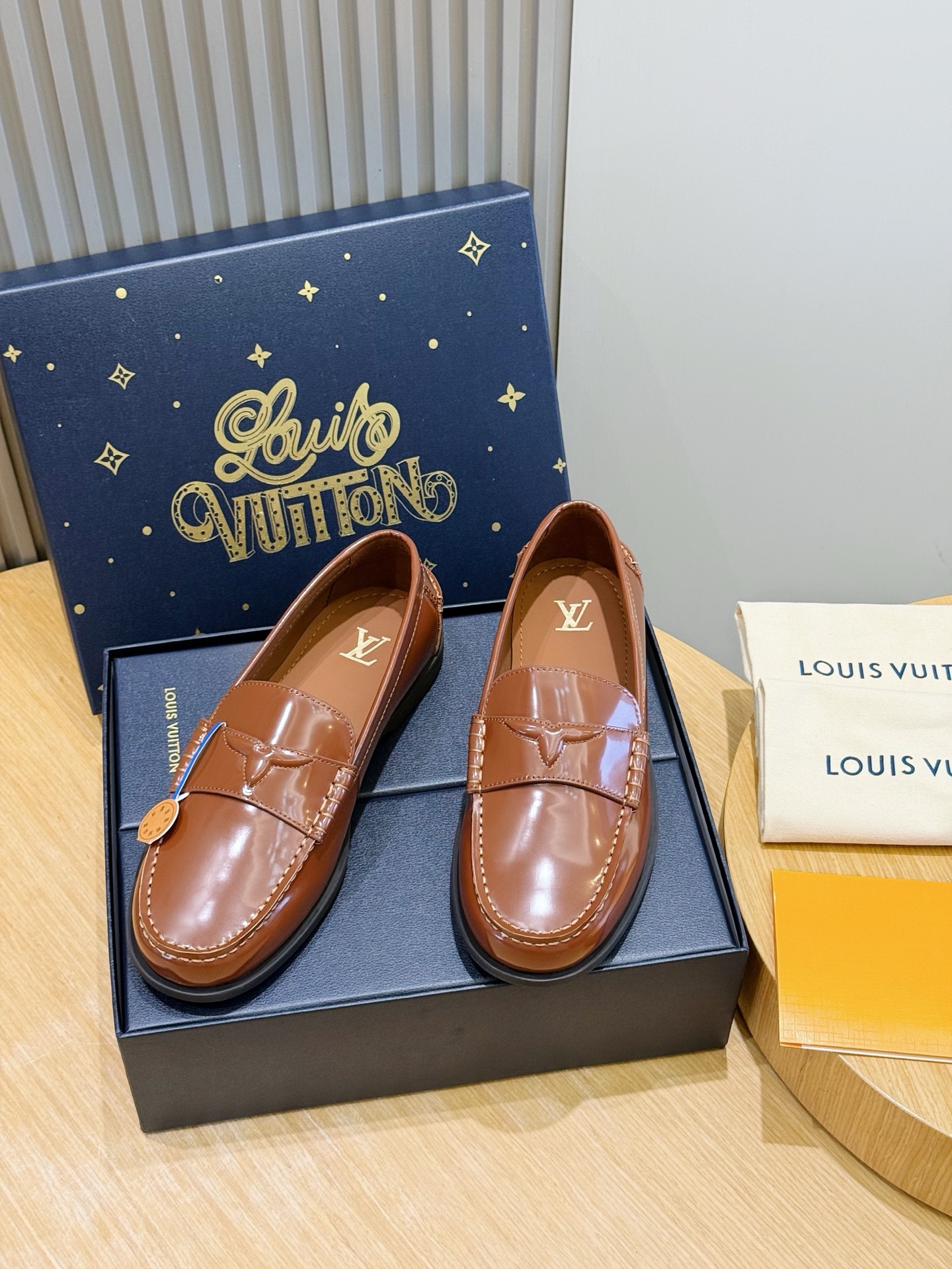 NO:888439,Lcroisette loafers are made of suede cow leather, with half a Monogram flower outline on the upper strap, and the light rubber outsole is marked with the L letter, releasing the leisure atmosphere of the French Riviera. It is a fashionable choice for warm seasons. Size: 39-44 (customized at 38.45),, loafers, cowhide19860909LCroisette乐福鞋选用绒面牛皮革,在鞋面饰带勾勒半朵 Monogram花卉轮廓,再为轻盈橡胶外底标记L字母,释放法国蔚蓝海岸的闲适气息,是温暖季节的时尚之选.Size:39-44(38.45定制）,,loafers,cowhide,Men's shoes