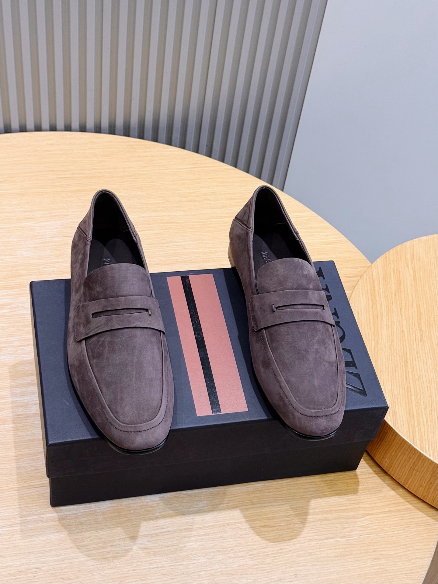 NO:888269,Ermenegildo Zegna MOCASSIN's soft natural grained cowhide outlines the classic silhouette of this Mocassin loafer in elegant colors. The shoes are made of fine materials and are designed with great emphasis on flexibility. Each pair of shoes is carefully hand-touched by experienced craftsmen to show charming and delicate light and shadow. Mocassin Loafers are embellished with a hand-stitched strap emblazoned with the symbolic 'Route 232 brand logo' and a leather sole with injected rubber. Fit and product details: Natural grain cowhide, calfskin lining, super memory foam calfskin insole, injection-molded leather outsole in the forefoot. Hand-stitched by experienced craftsmen, and a strap emblazoned with the 'Route 232 brand logo' is hand-stitched on the heel. .With injection-molded rubber leather non-slip sole, semi-Goodyear handmade blind stitching process, hand-painted stitching edges, details and soles are hand-polished and colored. This MOCASSIN loafer is full of Italian craftsmanship tradition, bringing the shoes born on the streets of Italy to the fashion stage. The flexible and delicate touch of the leather surface makes each pair of shoes bring a flexible and comfortable experience when worn. Designed to highlight the brand's relaxed and elegant style, giving a modern definition of elegance and sophistication. Standard leather shoe size: , 39-44 in stock (38.45 custom-made, non-refundable),,zegna,loafers,cowhide19860909Ermenegildo Zegna 杰尼亚 MOCASSIN柔软的天然粒面牛皮,以优雅的配色勾勒出这款 Mocassin 乐福鞋的经典轮廓. 鞋子采用精细材料制作,并十分注重灵活性的设计.每双鞋都由经验丰富的工匠手工精心润饰,以展现出迷人细腻的光影.Mocassin 乐福鞋都点缀一个饰有象征性“232公路品牌标识”的手缝饰带,以及带注塑橡胶的皮革鞋底. 版型和产品细节: 天然粒面牛皮,小牛皮内裡,超记忆海绵小牛皮鞋垫,前掌注塑设计牛皮大底.由经验丰富工匠手工缝合 ,后跟部位手工缝合点缀“232公路品牌标识”的饰带 .带注塑橡胶皮革防滑鞋底,半固特异手工暗线缝制工艺,手绘缝线边缘、细节和鞋底手工抛光上色处理. 这款MOCASSIN 乐福鞋满载意大利手工匠艺传统,将诞生于意大利街头的鞋款推上时尚舞台.皮面柔韧且精致的触感,使每双鞋在穿上时都能带来灵活与舒适的体验.旨在彰显品牌轻松优雅风格的设计,赋予优雅与精致现代定义. 标准皮鞋尺码: , 39-44现货（38.45订做不退换）,,zegna,loafers,cowhide,Men's shoes