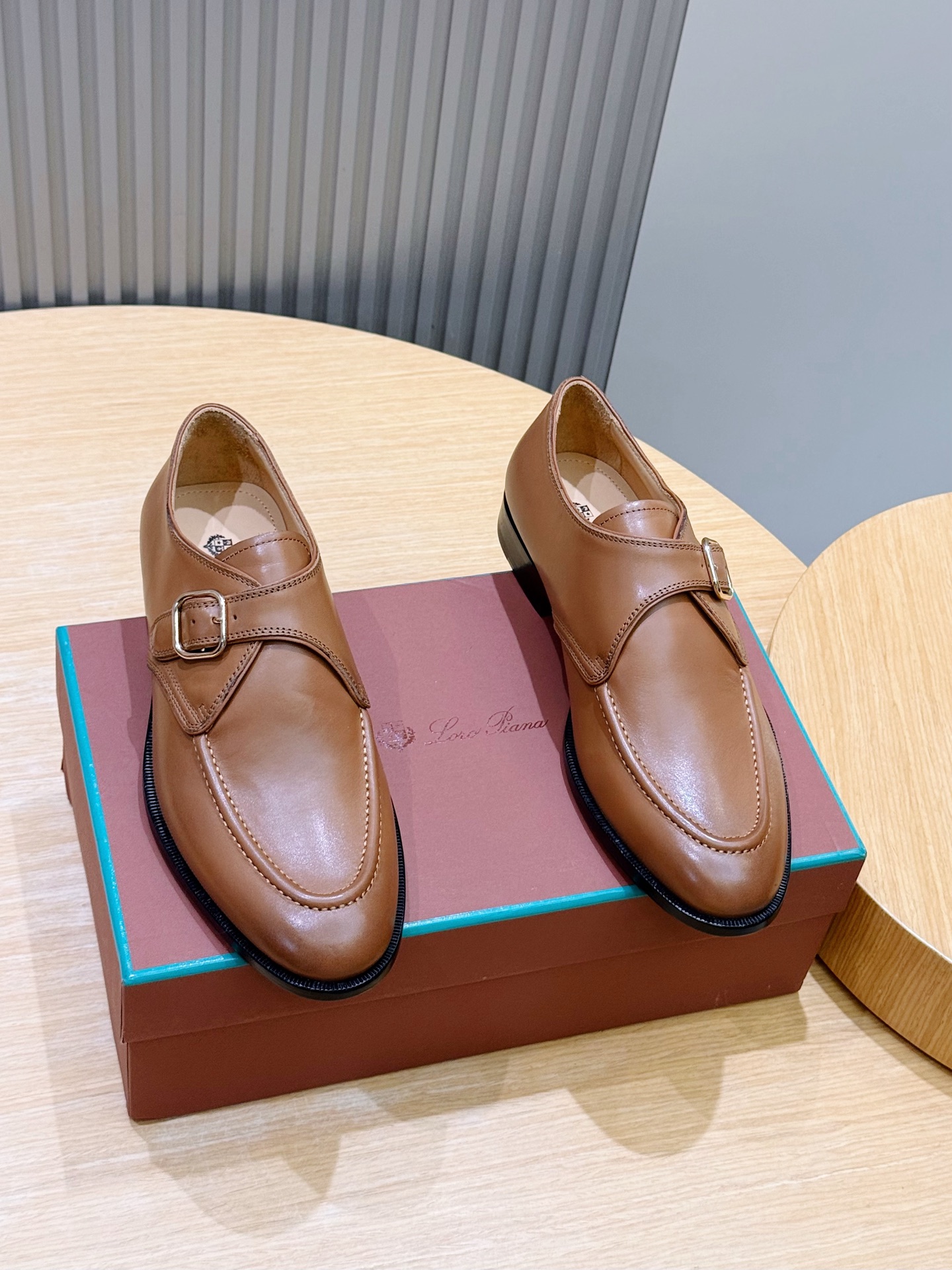 NO:888280,Loro Piana classic business leather shoes are made of water-repellent frosted cowhide, with genuine leather extended edges and lightweight foam soles!  Personalized with repeated Loro Piana initials three-dimensional texture, imported Italian genuine leather outsole + cow suede, imported cowhide, cowhide lining Size: 39-44 (customized at 38.45.46),,loro piana,cowhide,Leather soles19860909Loro Piana经典商务皮鞋 防泼水磨砂牛皮材质 ,真皮延条包边修饰轻质发泡鞋底 ！个性化装饰着重复的 Loro Piana 首字母立体纹理 进口意大利真皮大底+牛反绒,进口牛皮,牛皮内里 Size:39-44（38.45.46定做）,,loro piana,cowhide,Leather soles,Men's shoes